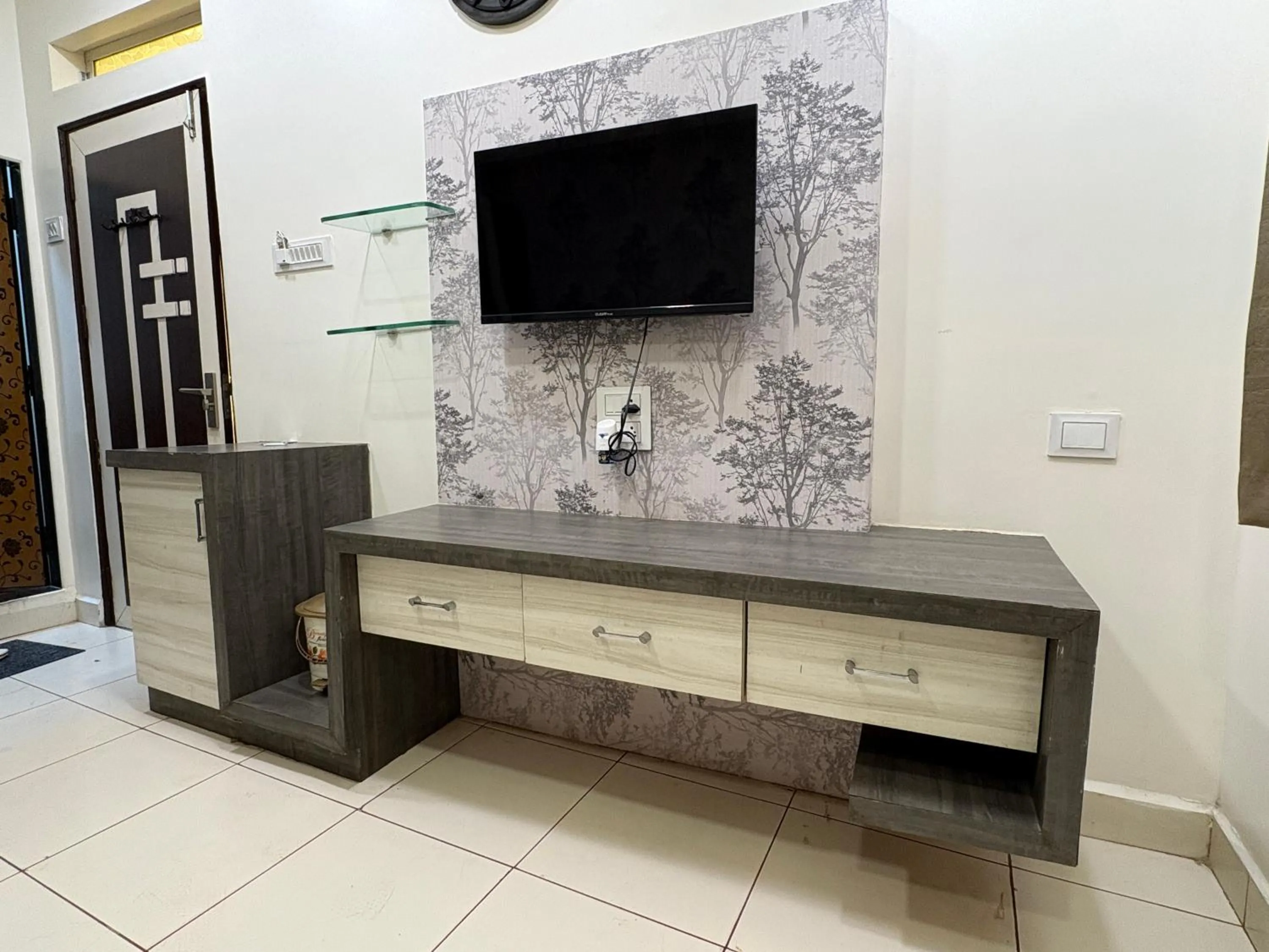 TV and multimedia in Hotel Anantshree Inn Shree Mahakaleshwar Temple Ujjain