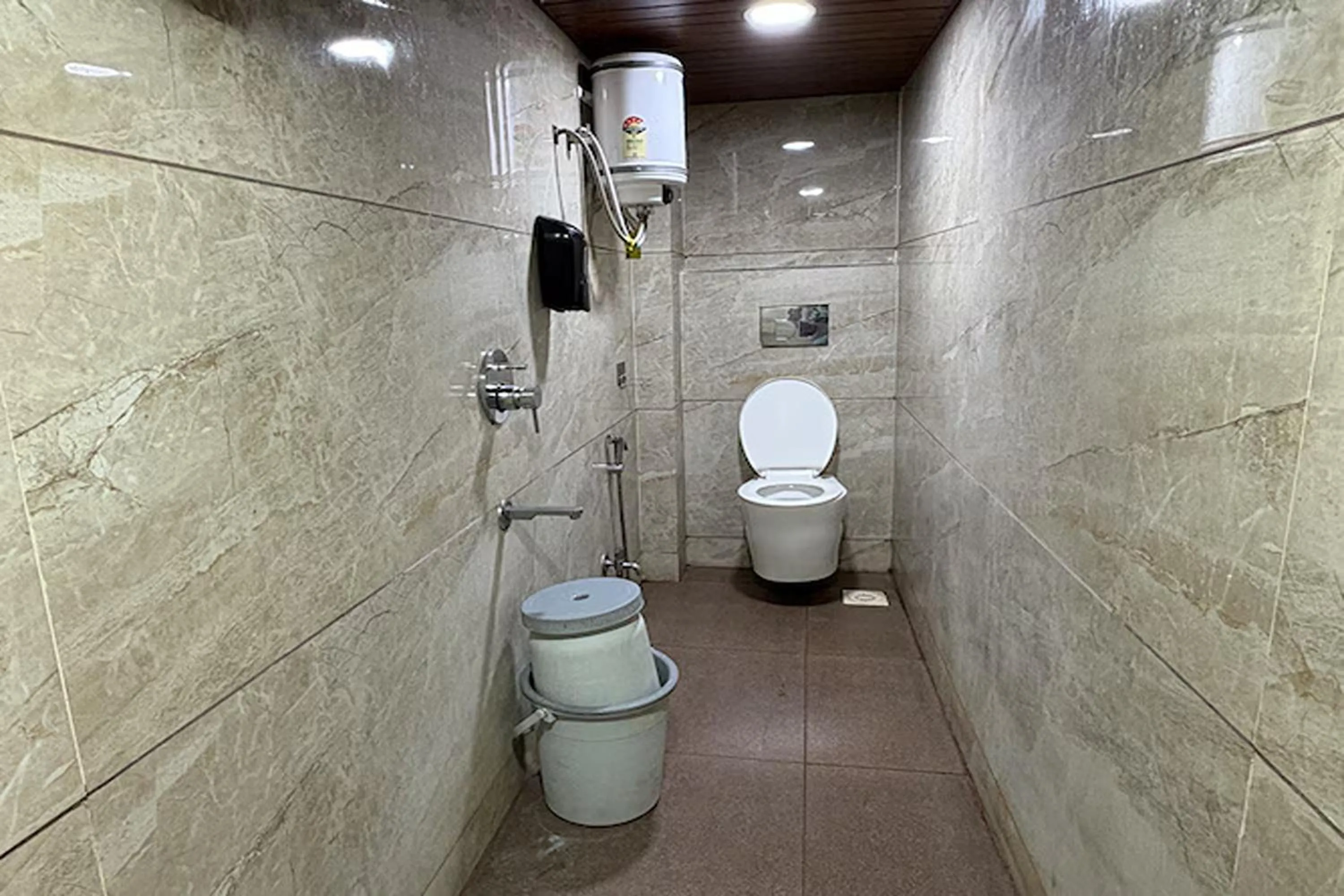 Shower in Hotel Anantshree Inn Shree Mahakaleshwar Temple Ujjain