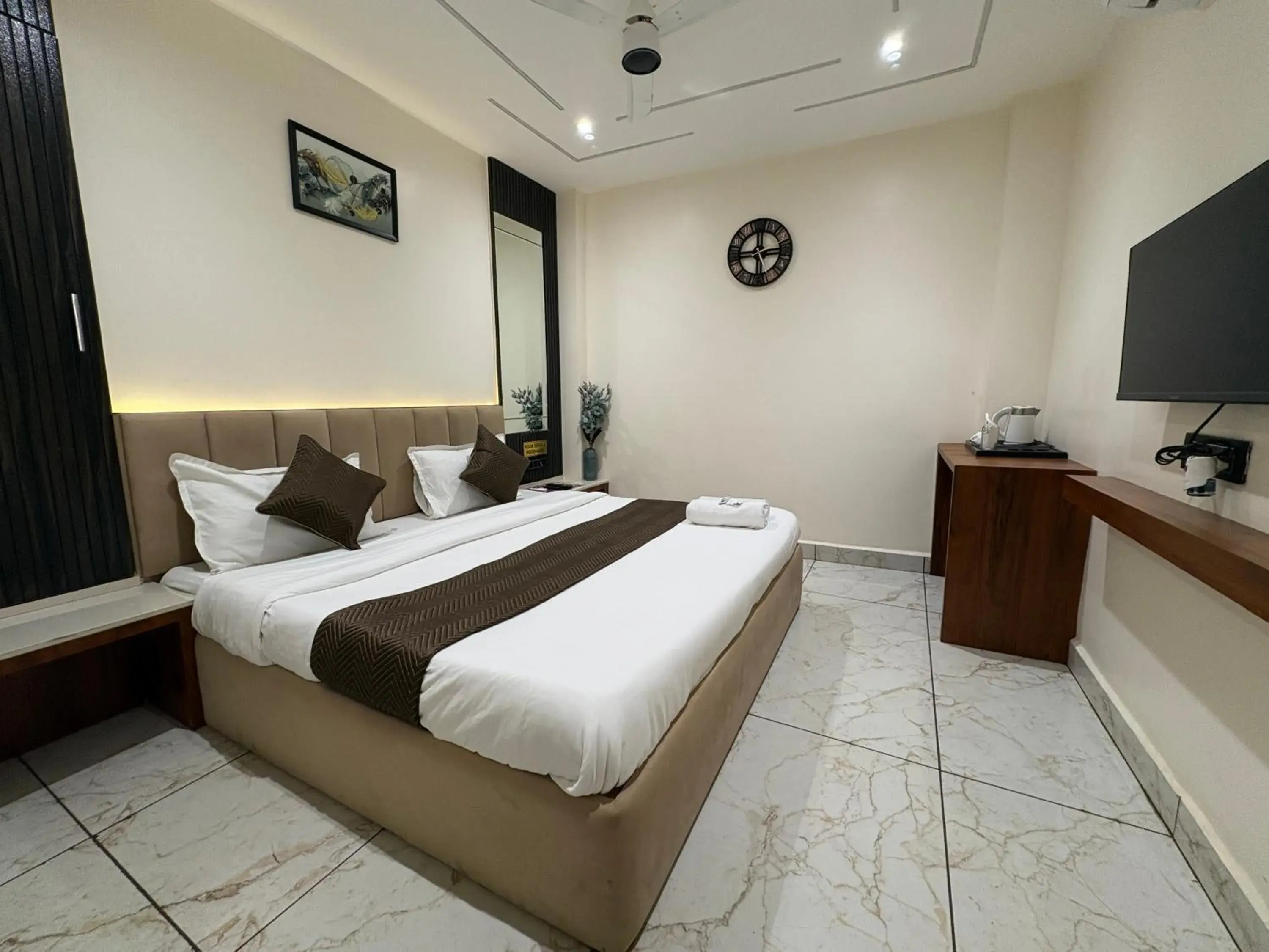 Deluxe Room in Hotel Anantshree Inn Shree Mahakaleshwar Temple Ujjain Deluxe Room in Hotel Anantshree Inn Shree Mahakaleshwar Temple Ujjain