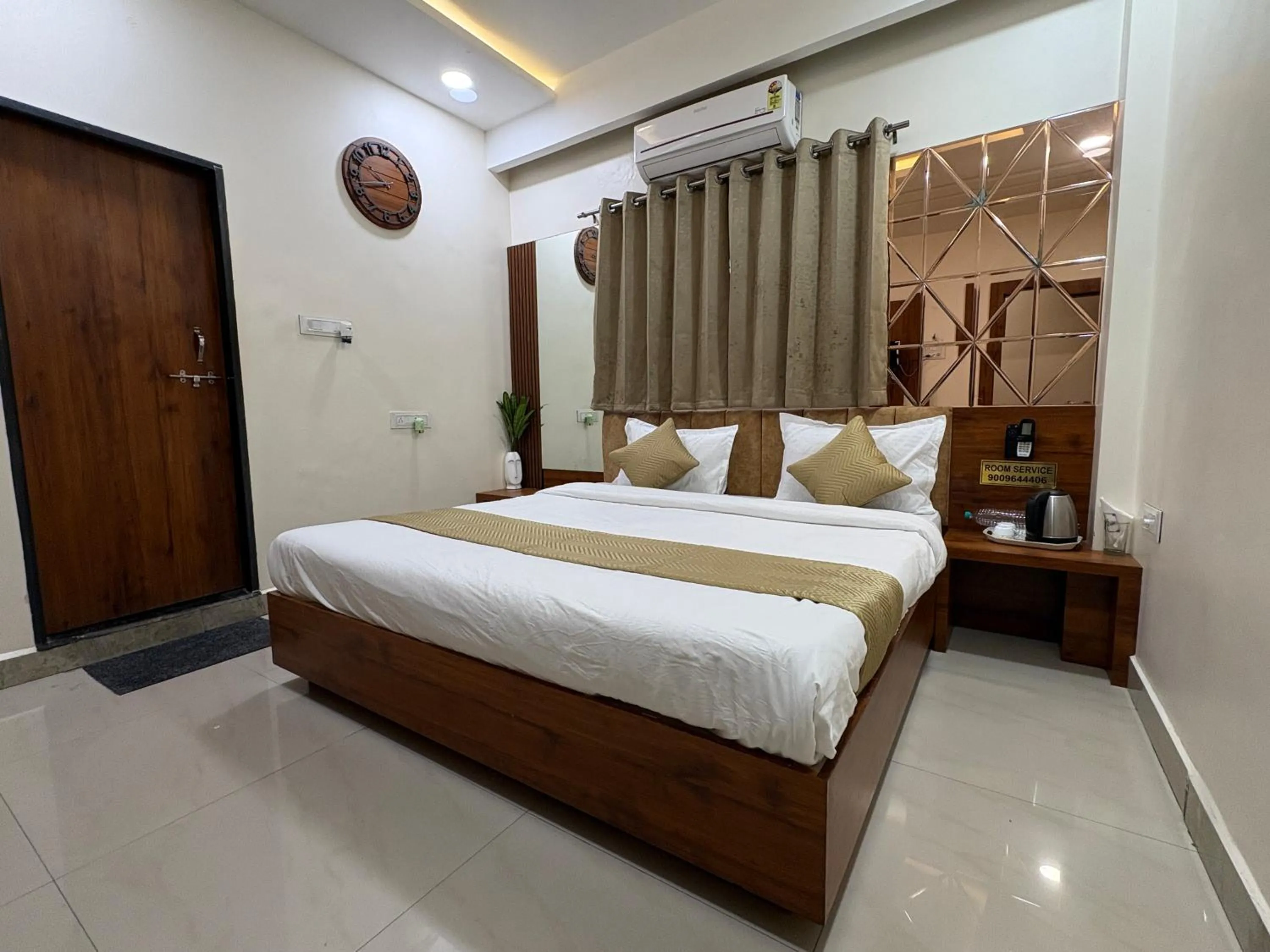 Bed in Hotel Anantshree Inn Shree Mahakaleshwar Temple Ujjain