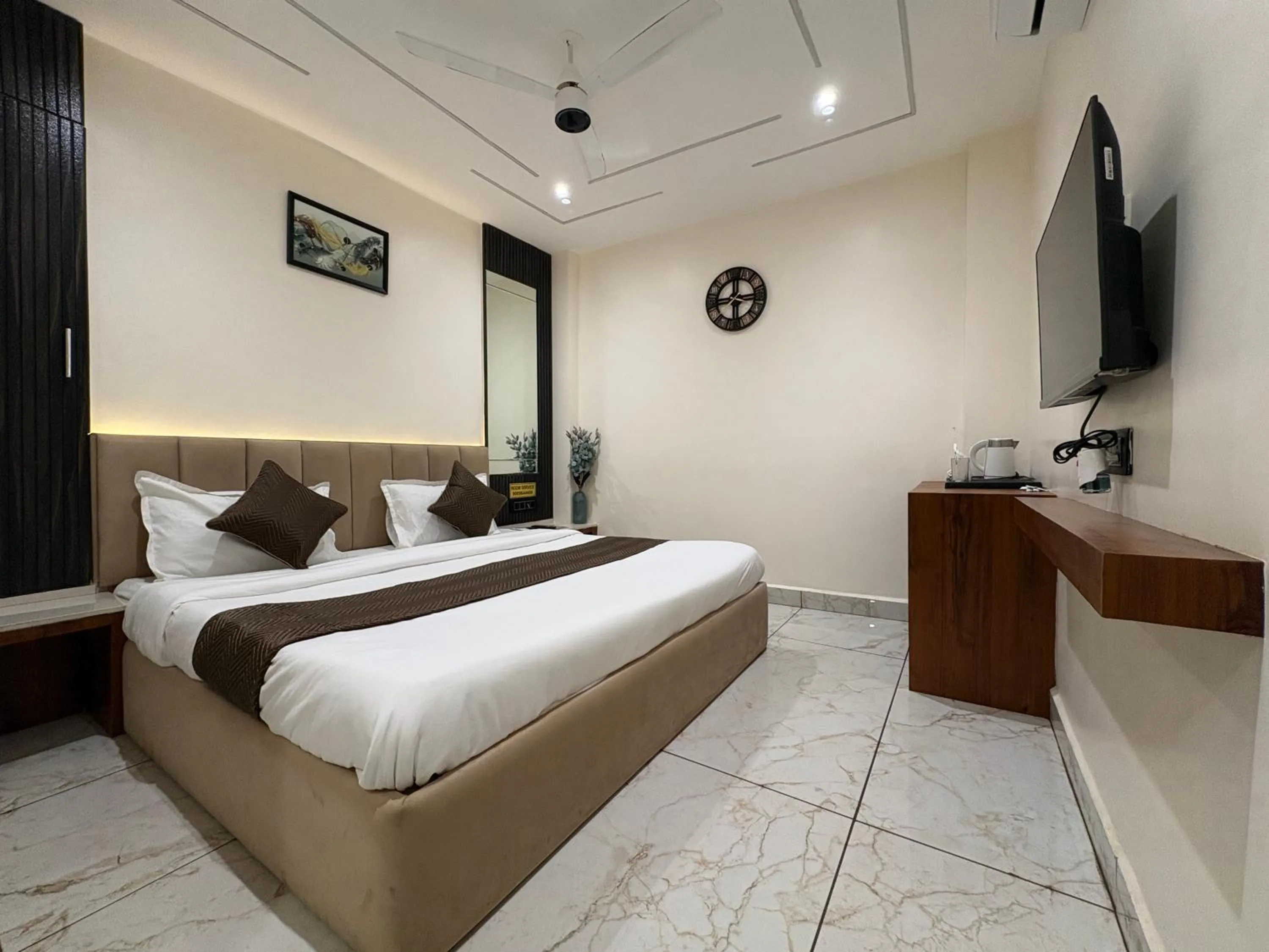 Photo of the whole room, Bed in Hotel Anantshree Inn Shree Mahakaleshwar Temple Ujjain