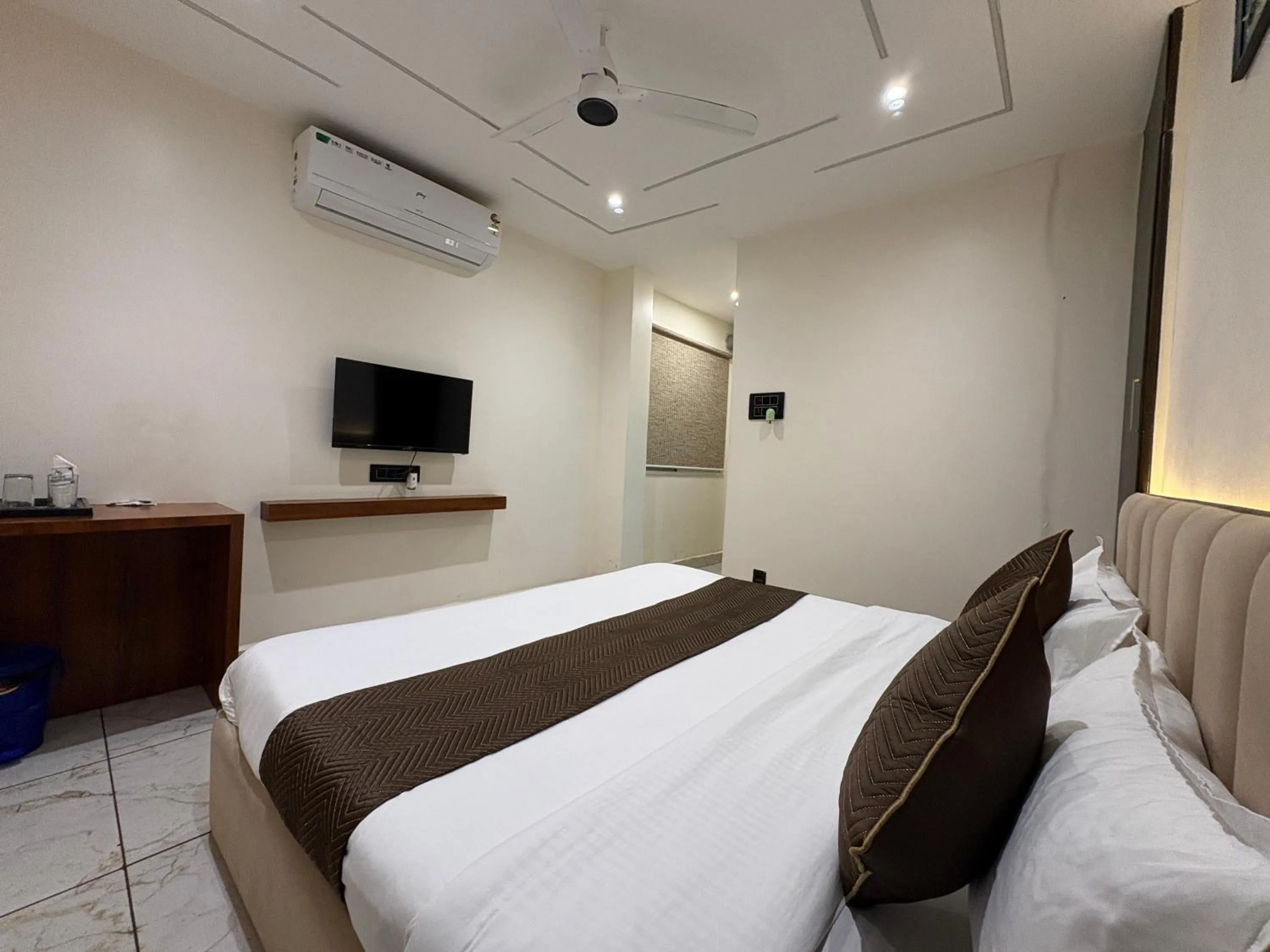 Photo of the whole room, Bed in Hotel Anantshree Inn Shree Mahakaleshwar Temple Ujjain