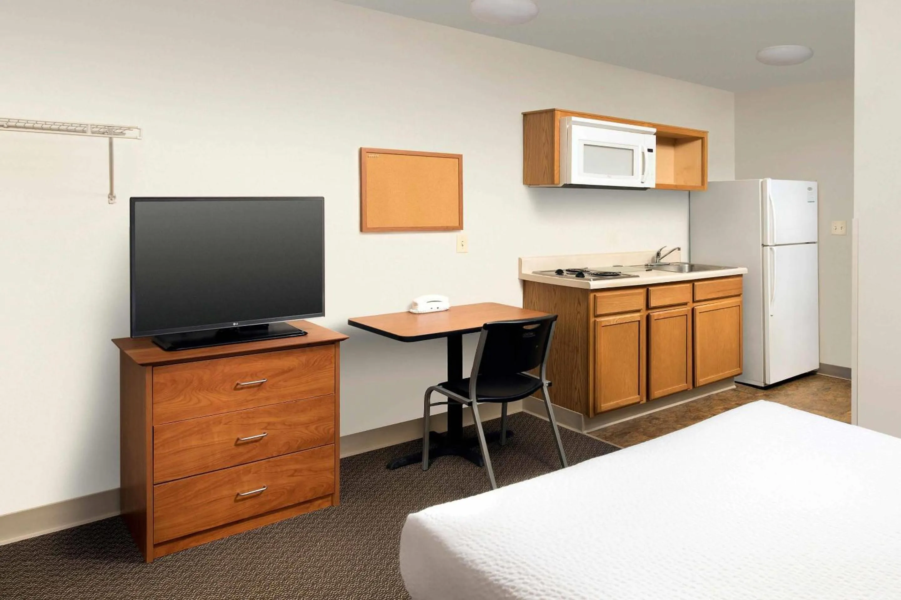 Bedroom, Bed in WoodSpring Suites Spartanburg - Duncan