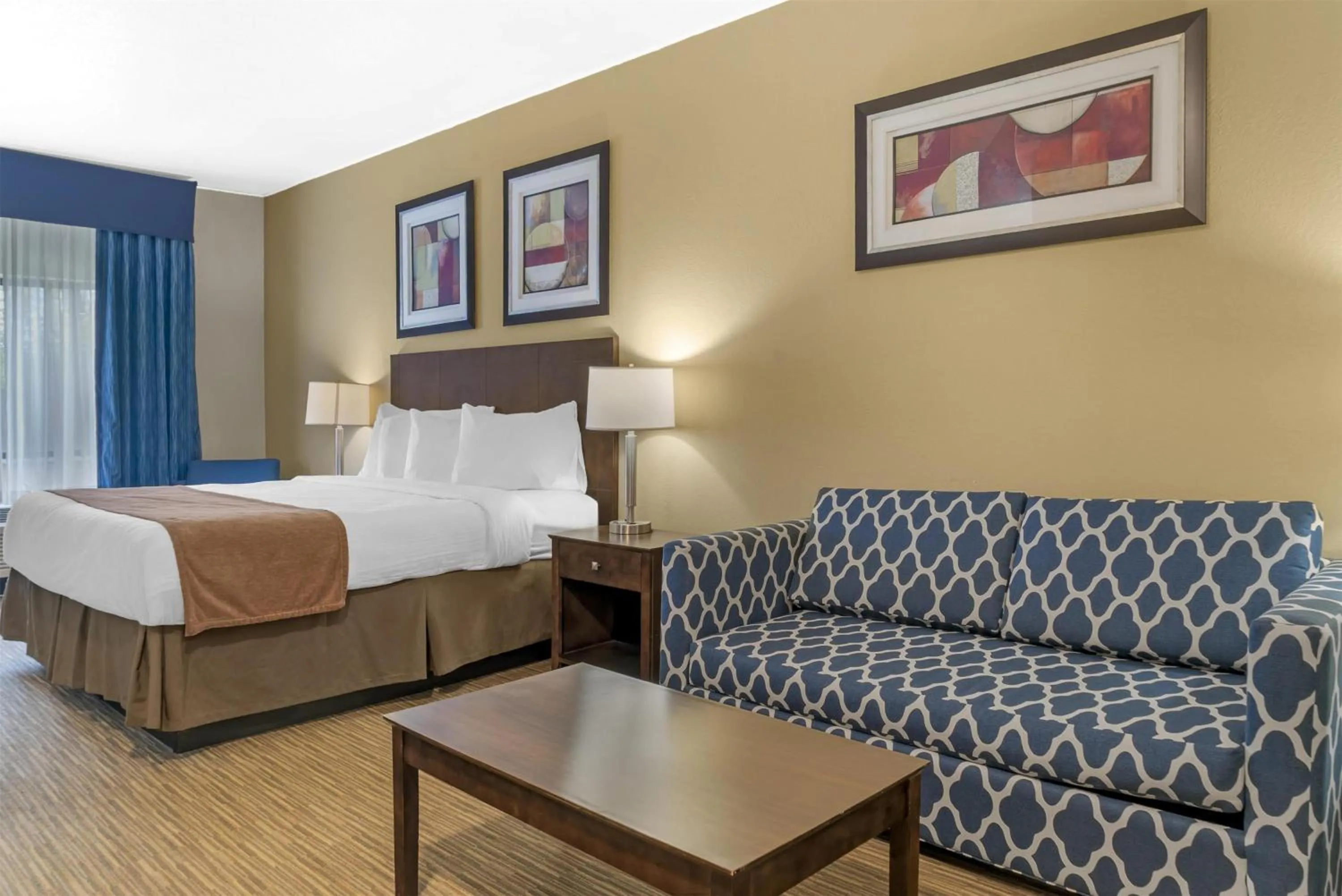 Photo of the whole room, Bed in Best Western Port Huron Blue Water Bridge