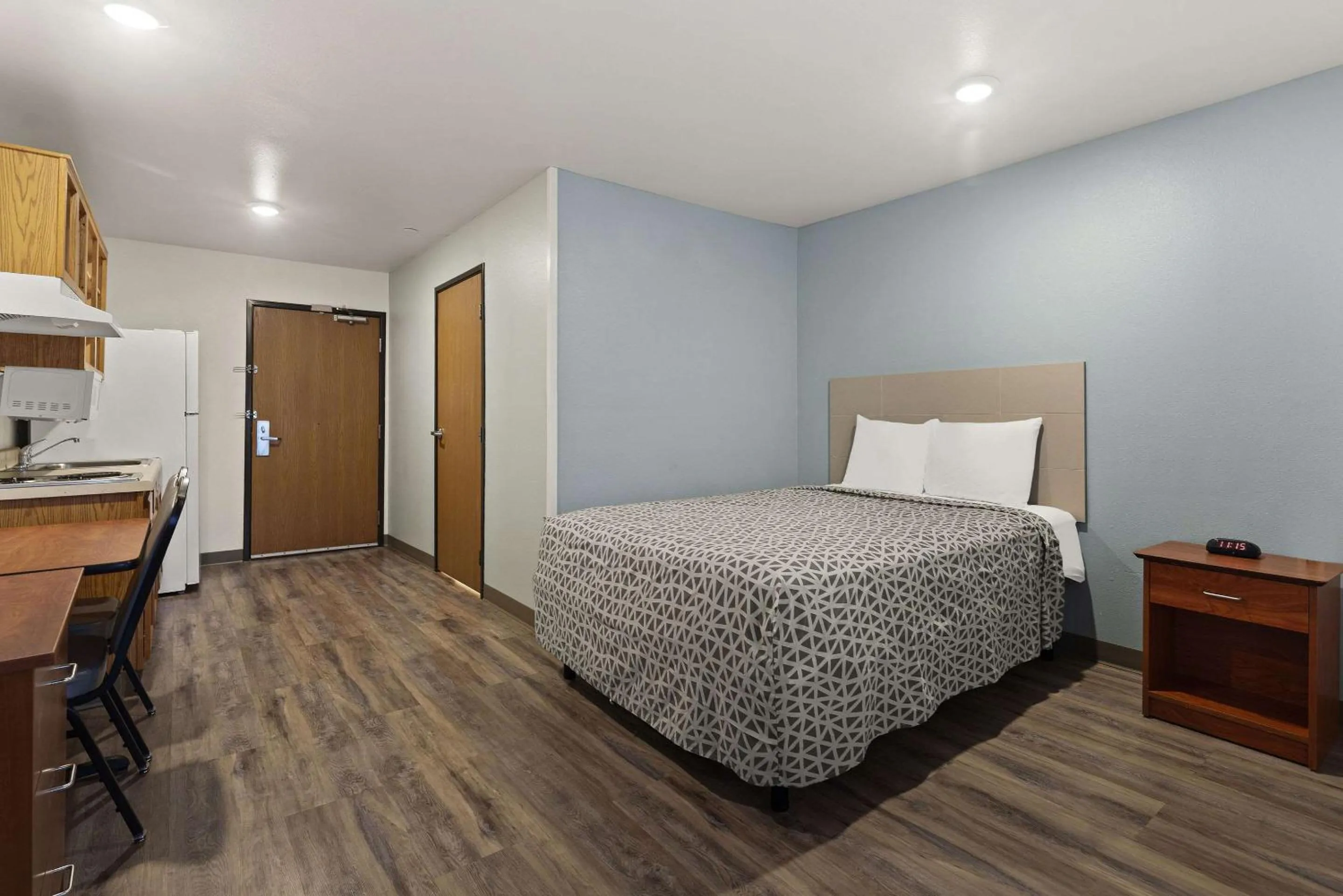 Bedroom, Bed in WoodSpring Suites Greenville Simpsonville