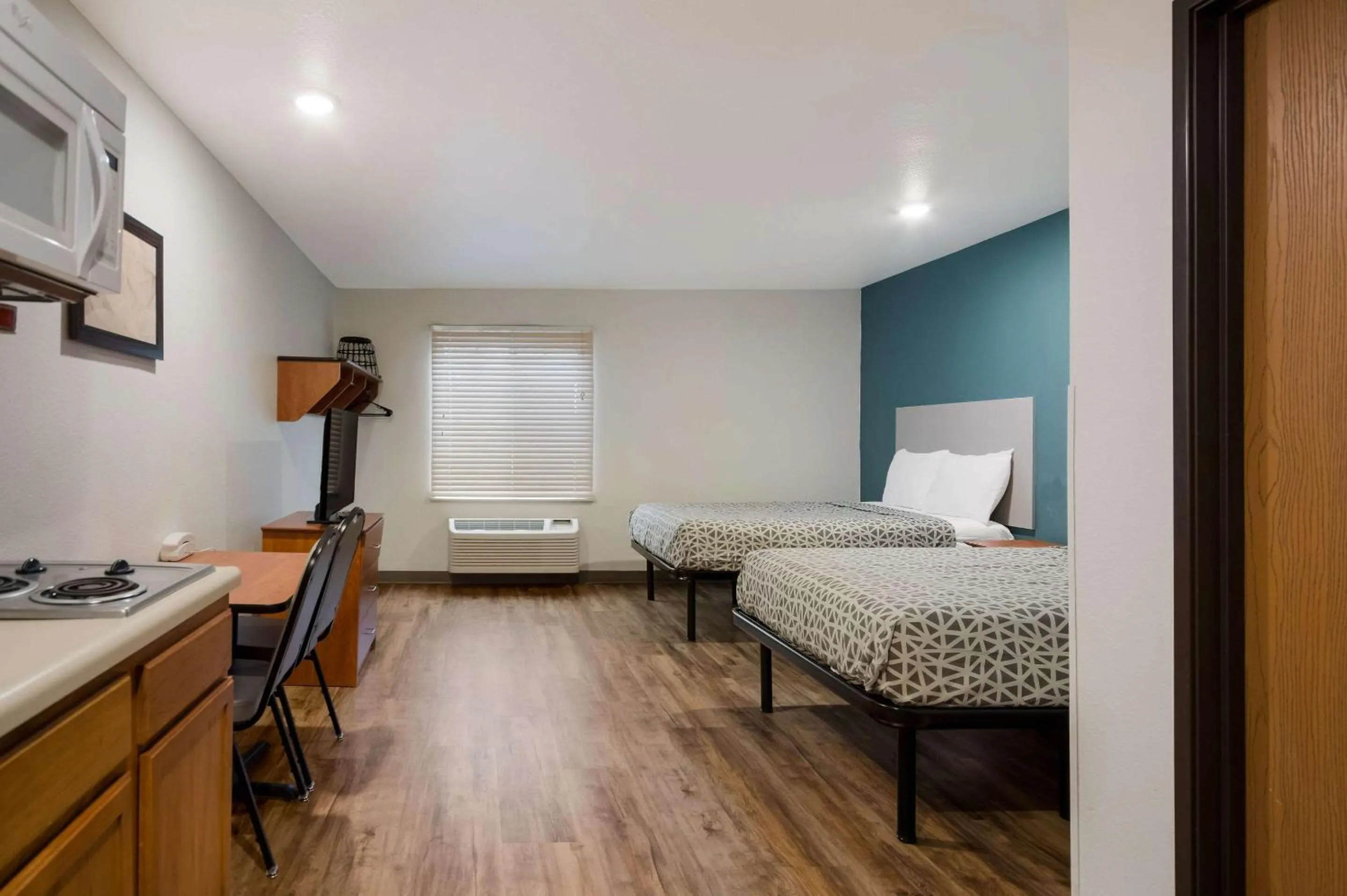 Bedroom, Bed in WoodSpring Suites Greenville Simpsonville