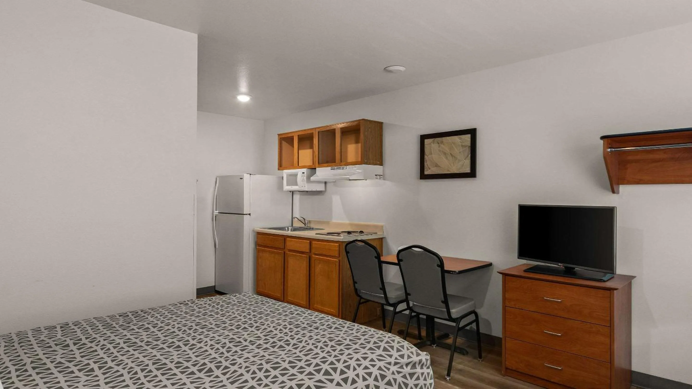 Bedroom, Bed in WoodSpring Suites Evansville