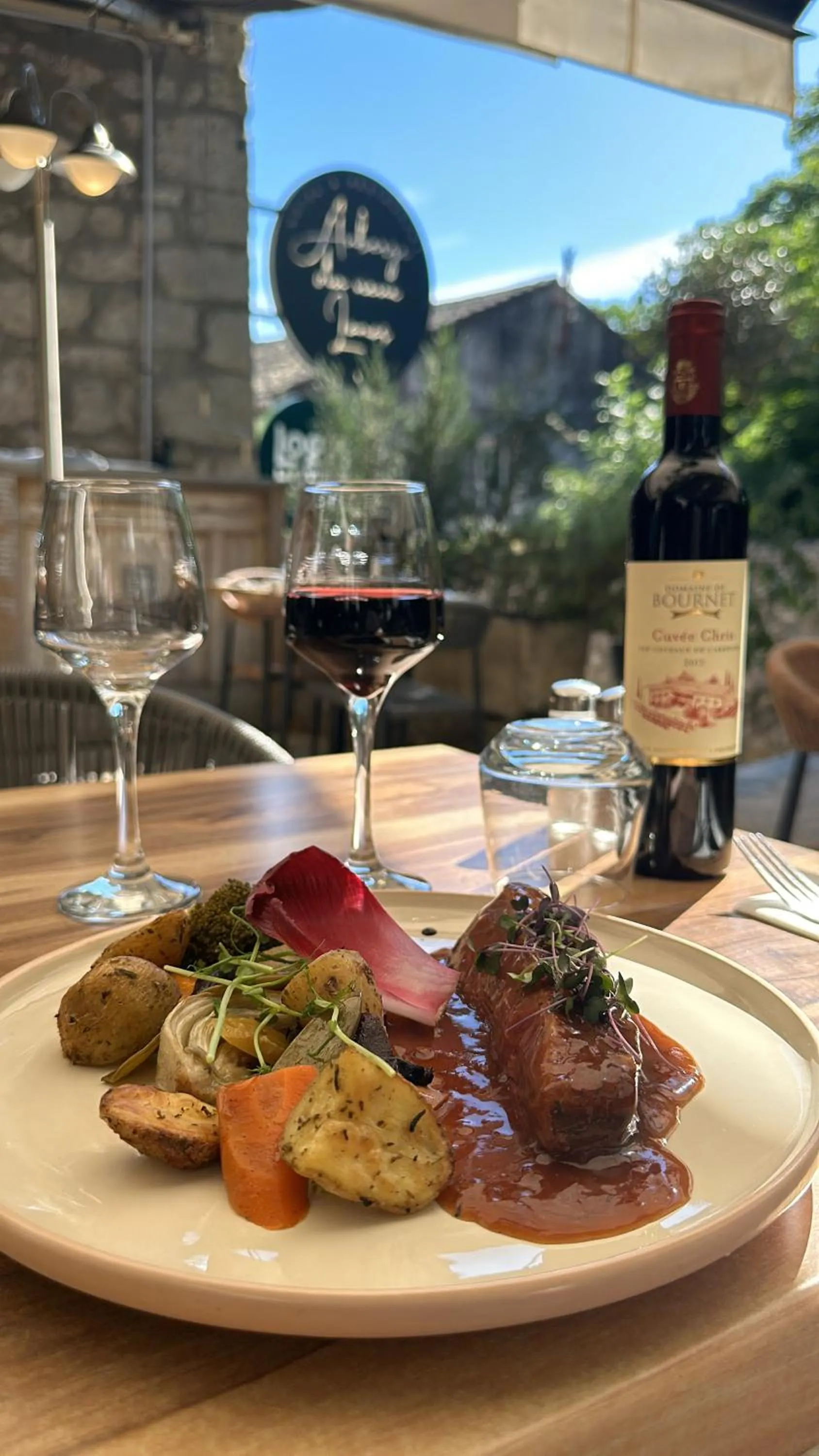 Patio in Auberge du Vieux Lanas Logis Hotel Restaurant