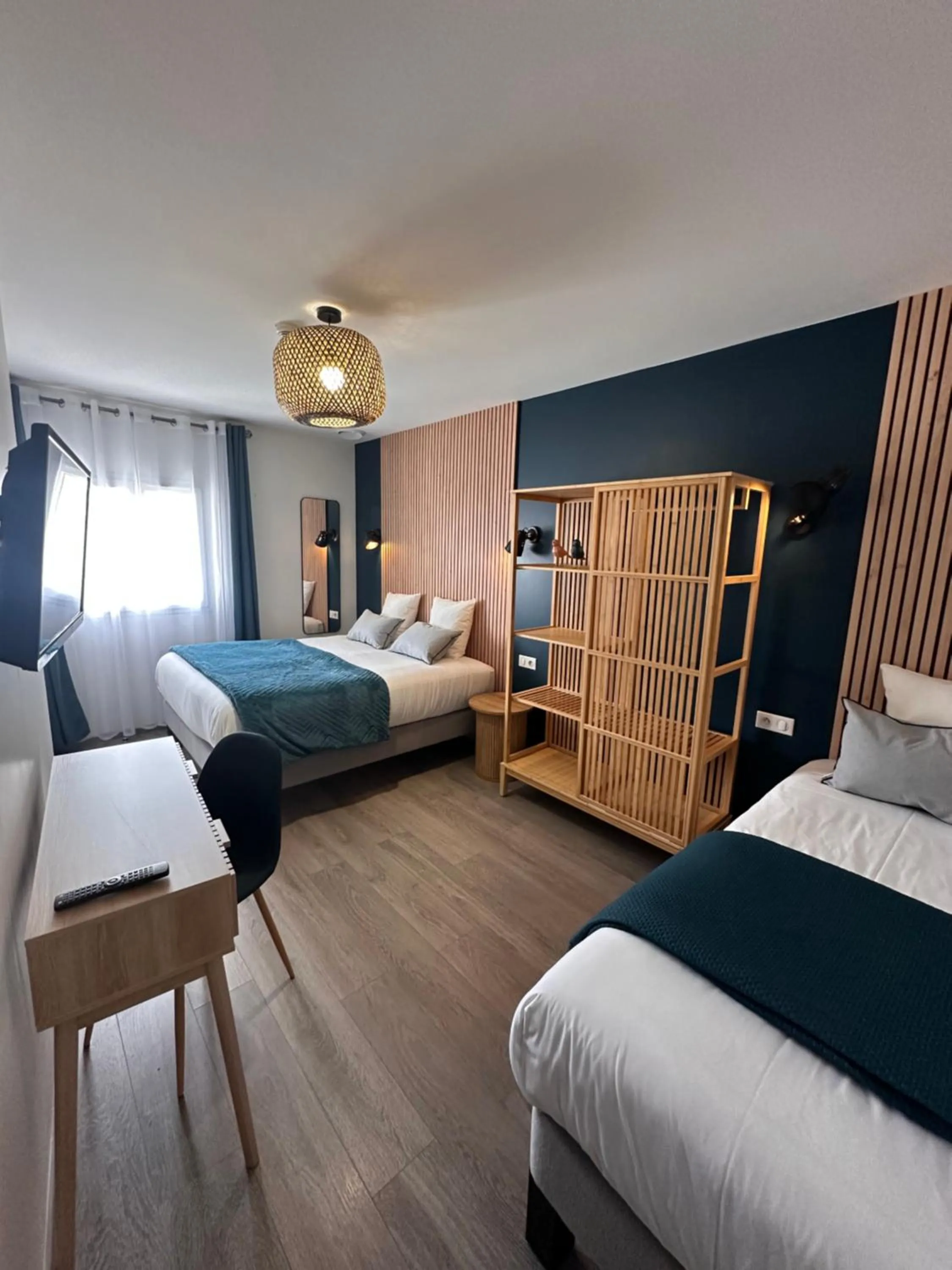 Property building, Bed in Auberge du Vieux Lanas Logis Hotel Restaurant