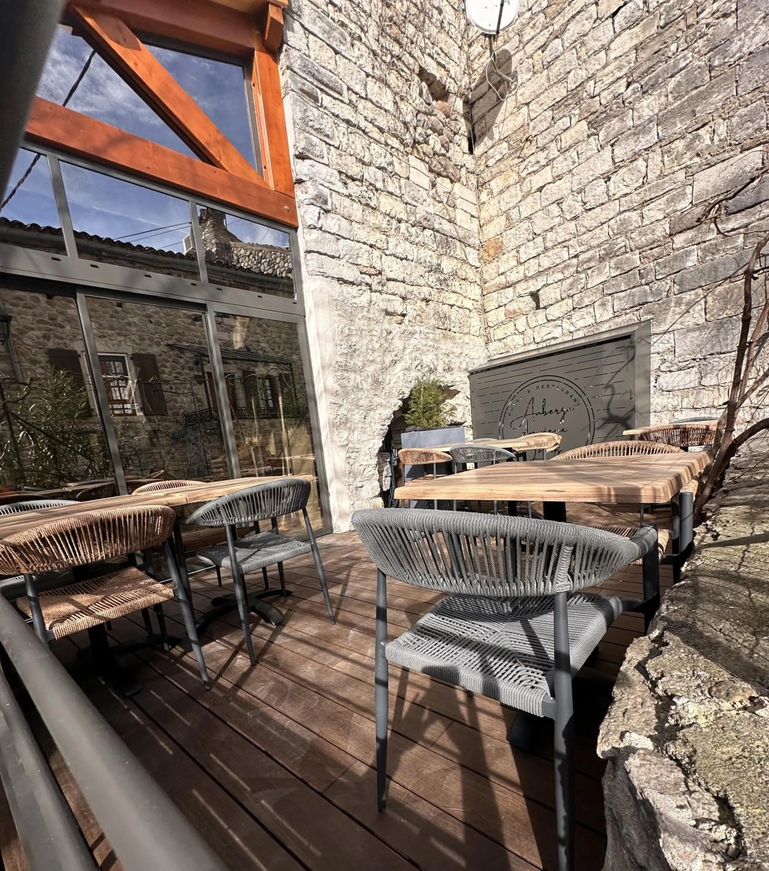 Patio in Auberge du Vieux Lanas Logis Hotel Restaurant