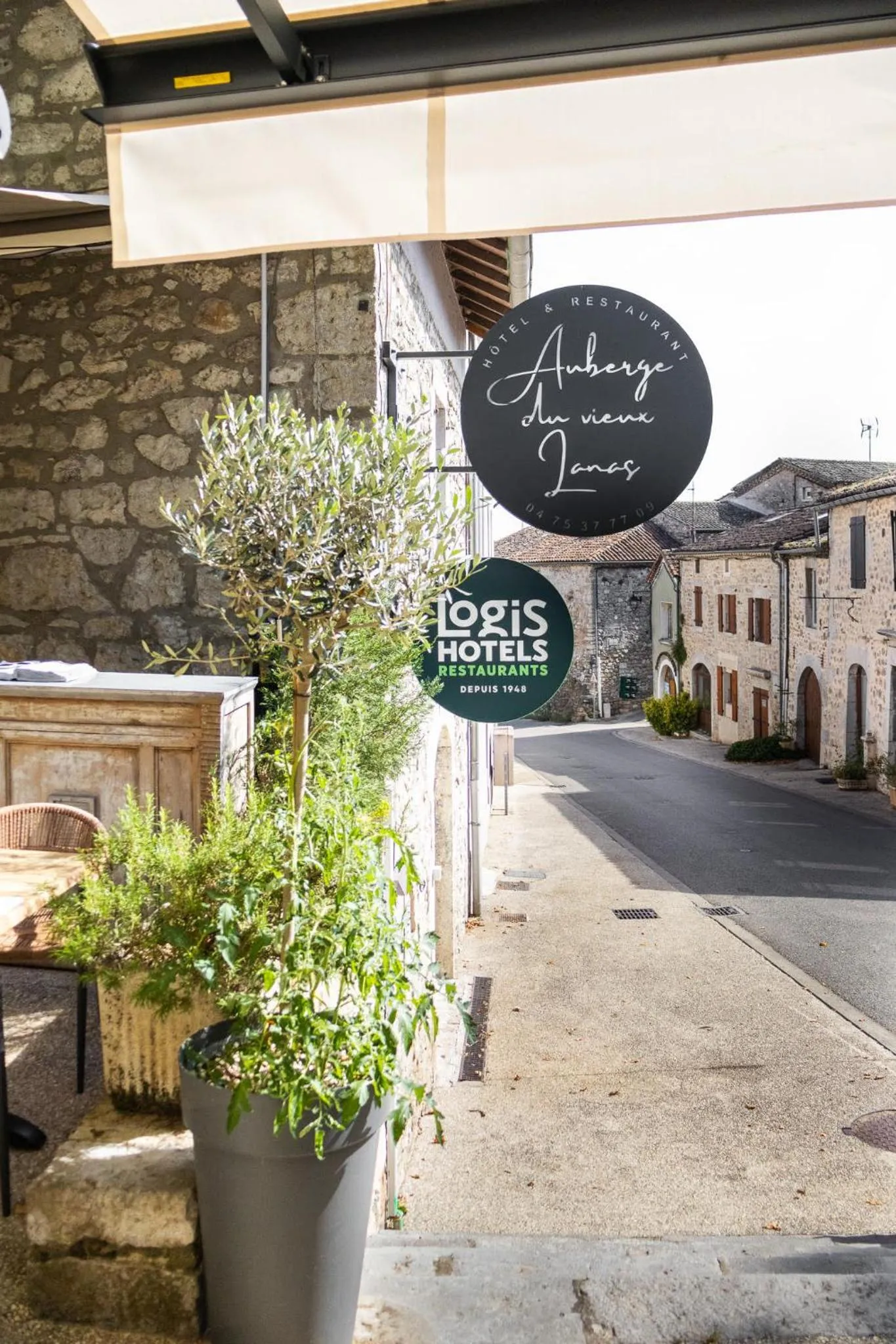 Property building in Auberge du Vieux Lanas Logis Hotel Restaurant