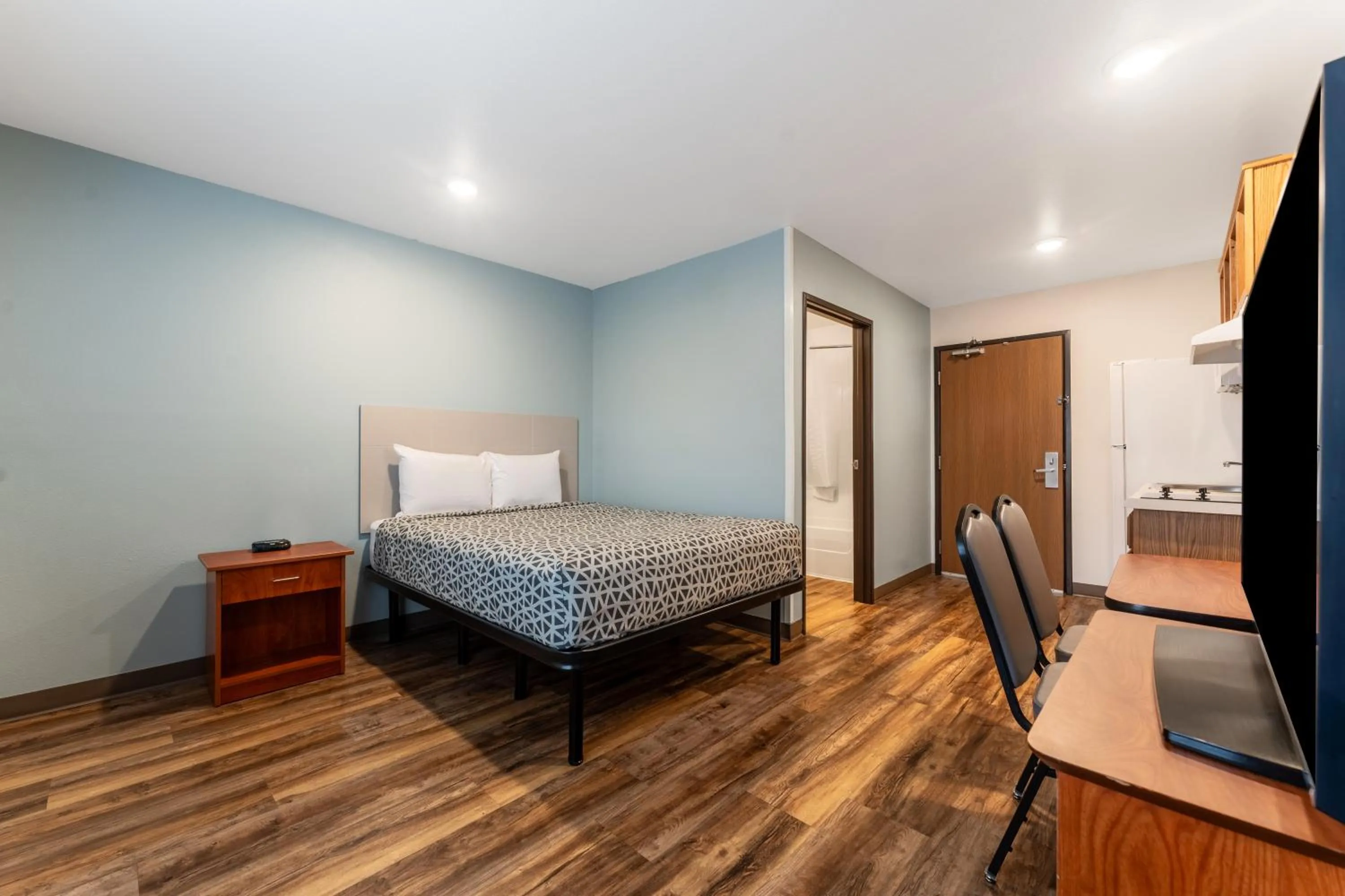 Bedroom, Bed in WoodSpring Suites Johnson City