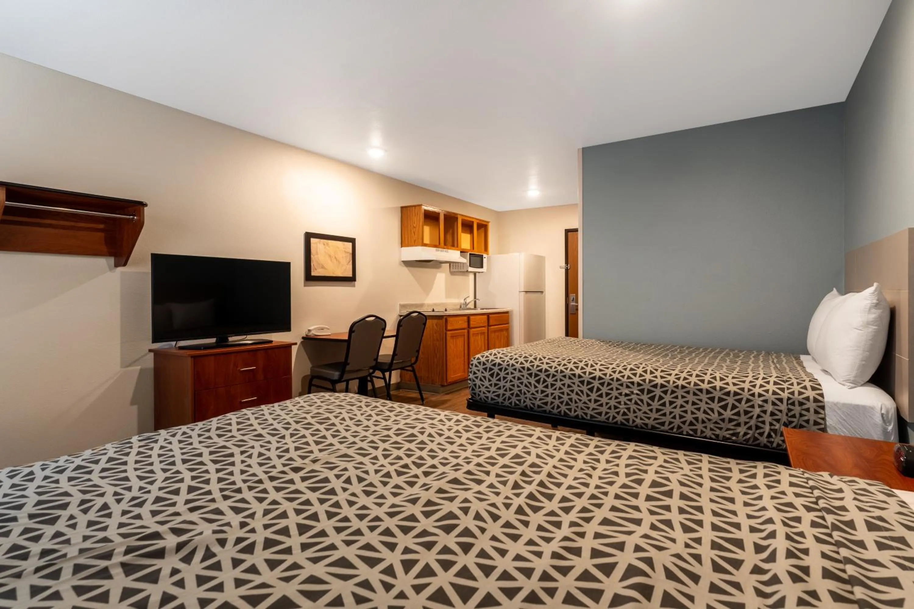 Bedroom, Bed in WoodSpring Suites Macon North