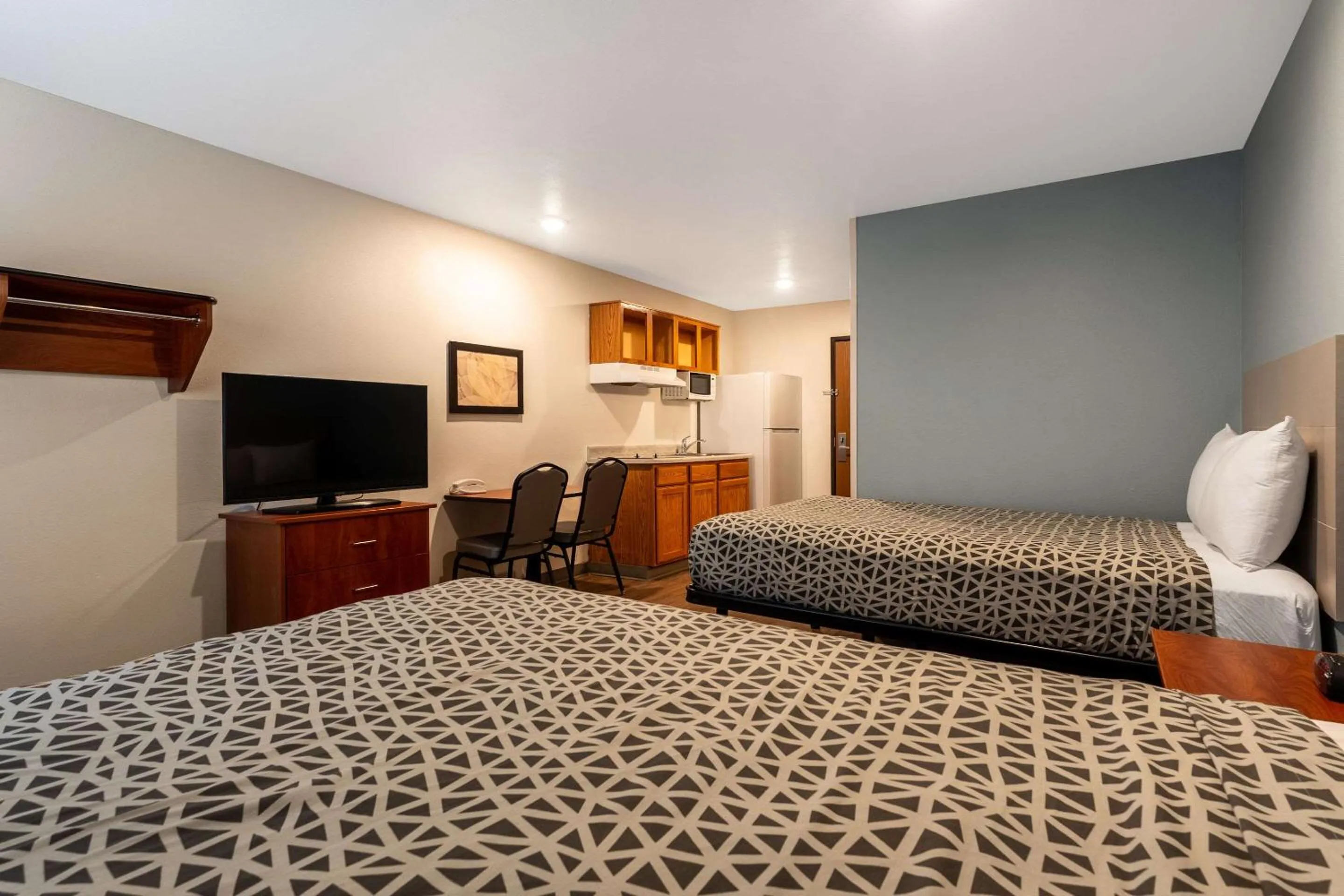 Bedroom, Bed in WoodSpring Suites Macon North