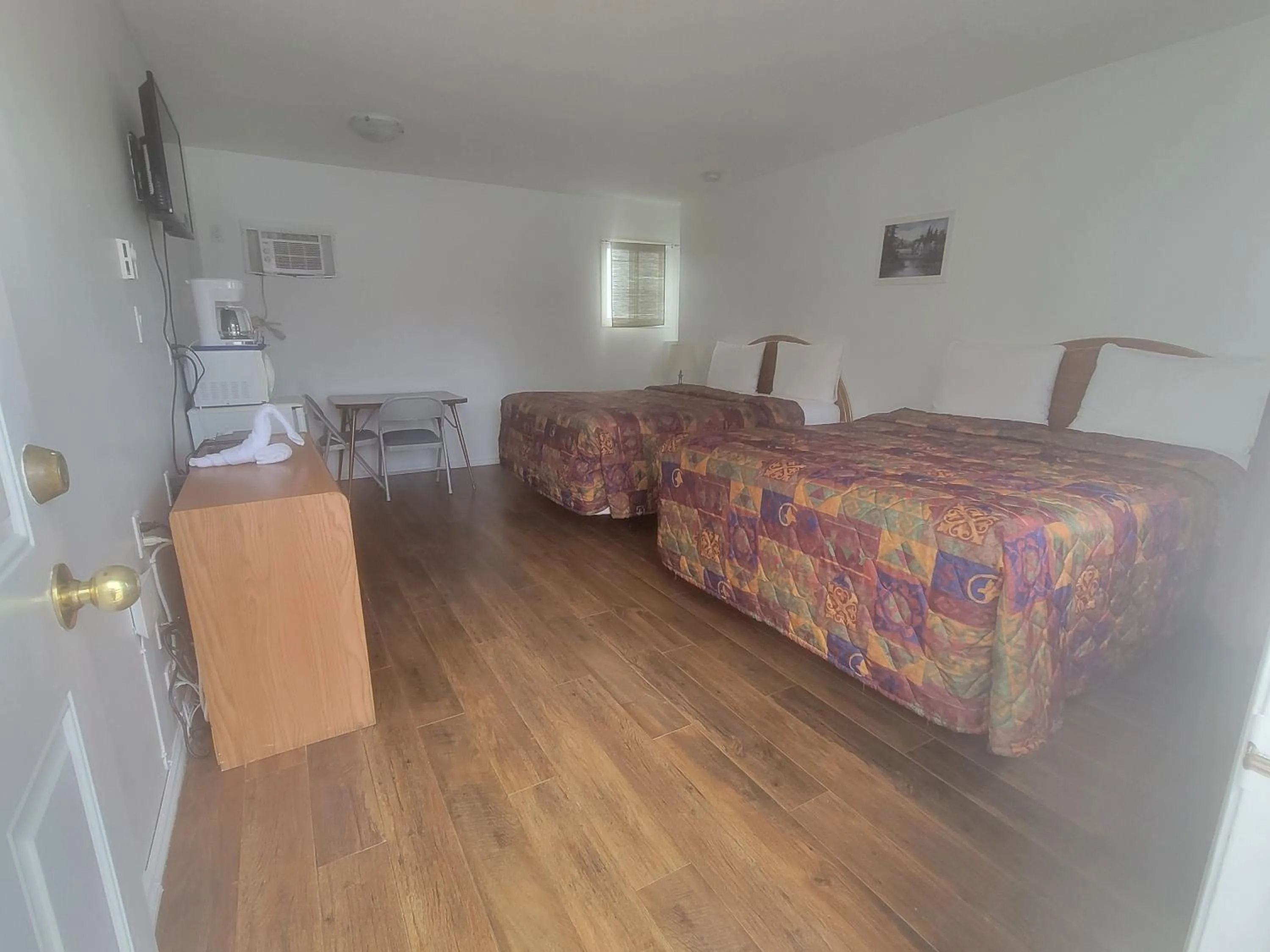 Photo of the whole room, Bed in Elks Motel