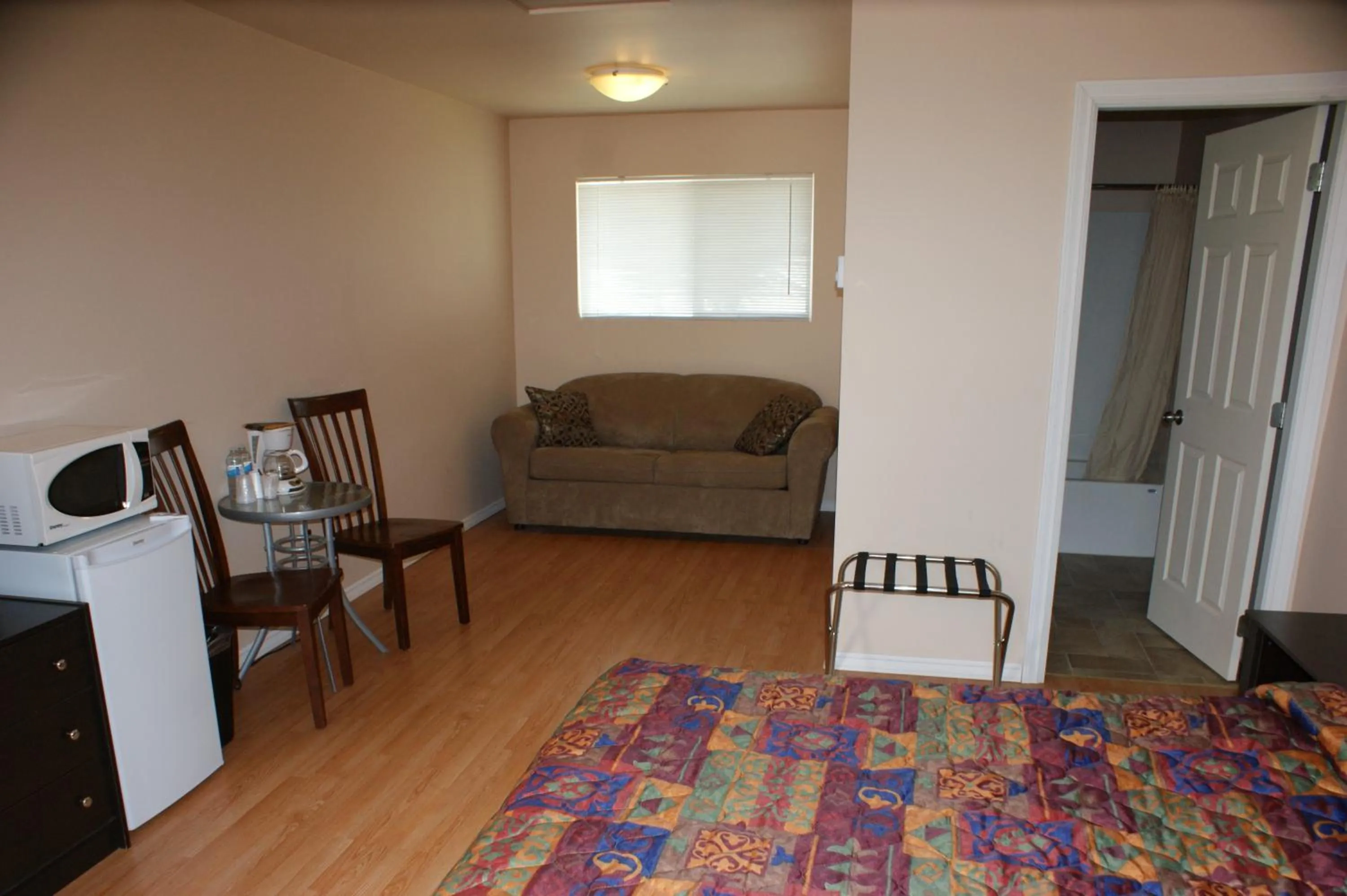 Photo of the whole room in Elks Motel