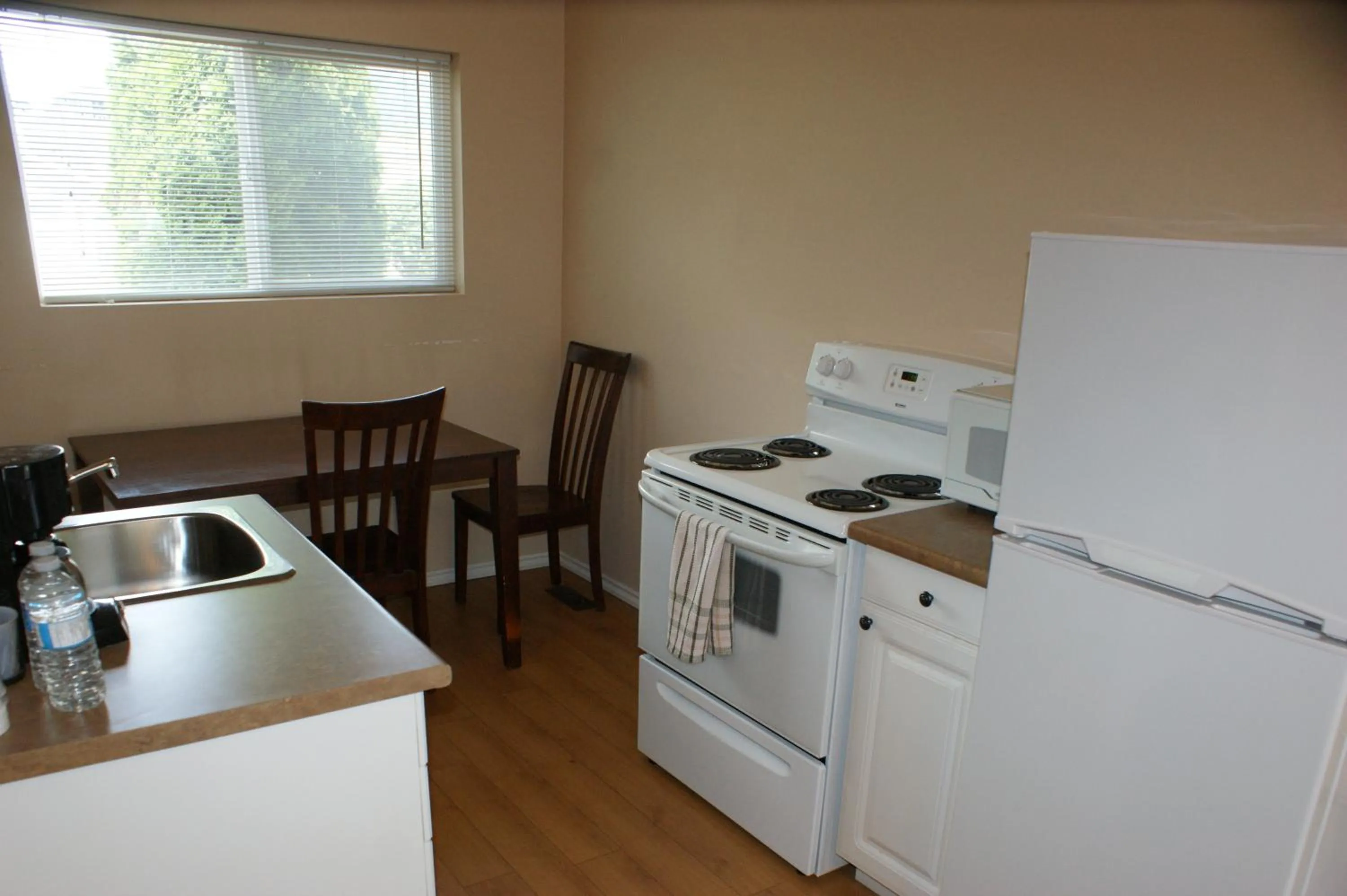 Kitchen or kitchenette in Elks Motel