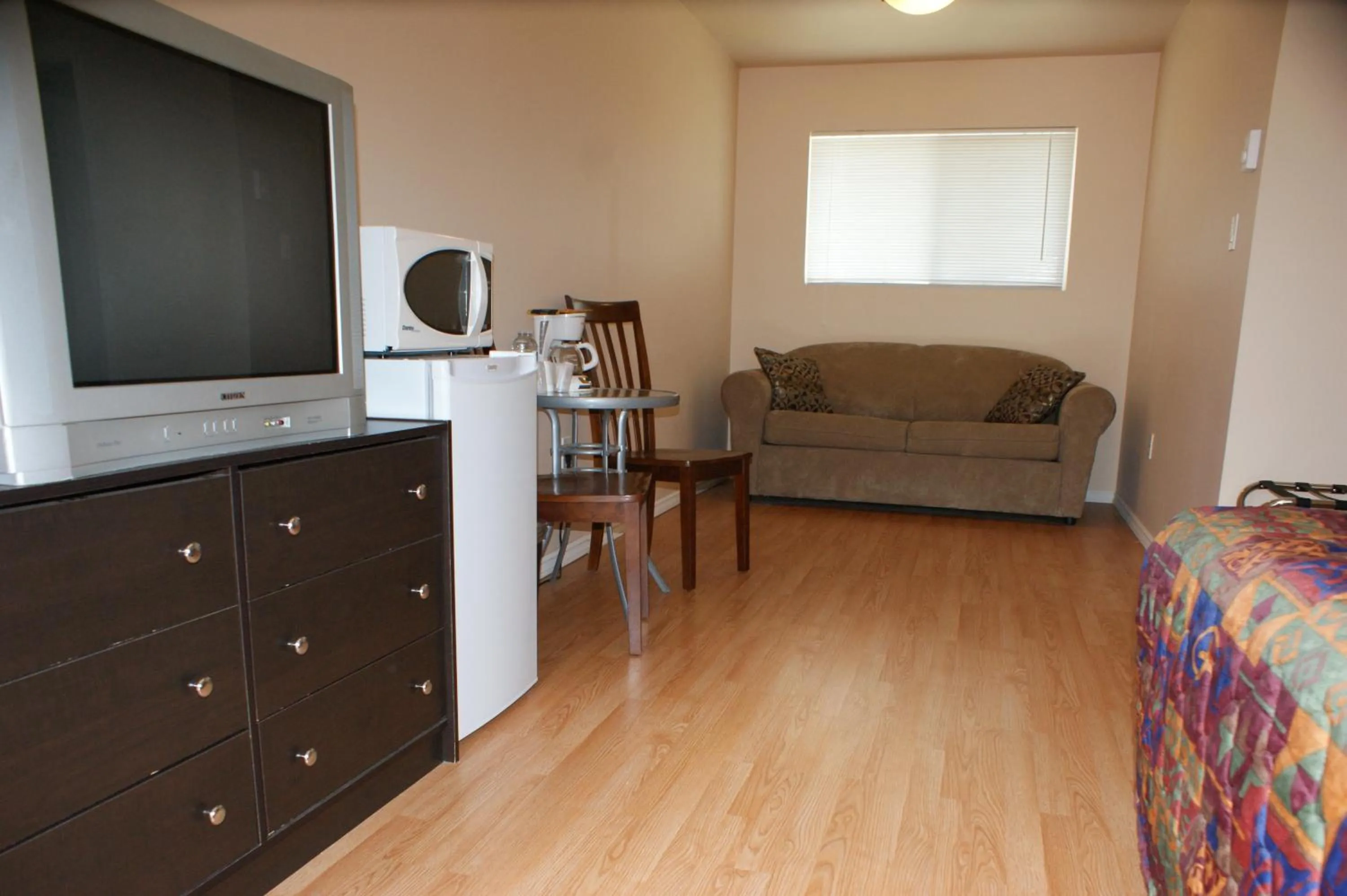 Photo of the whole room in Elks Motel