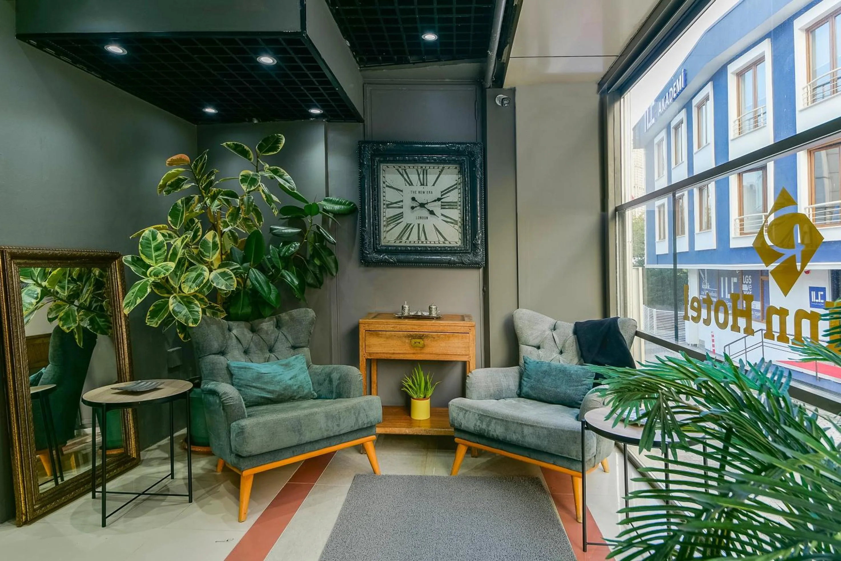 Seating area in Rise Inn