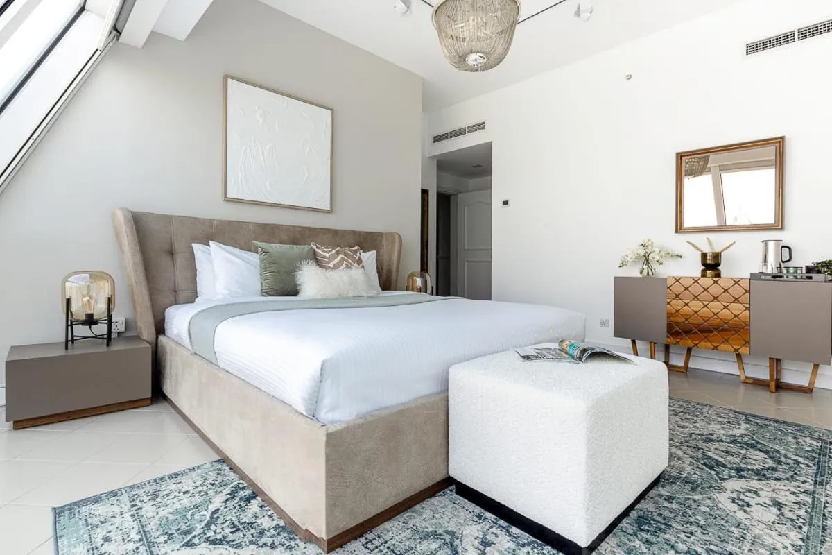 Bed in Premium Penthouse w Private Pool in Dubai Marina