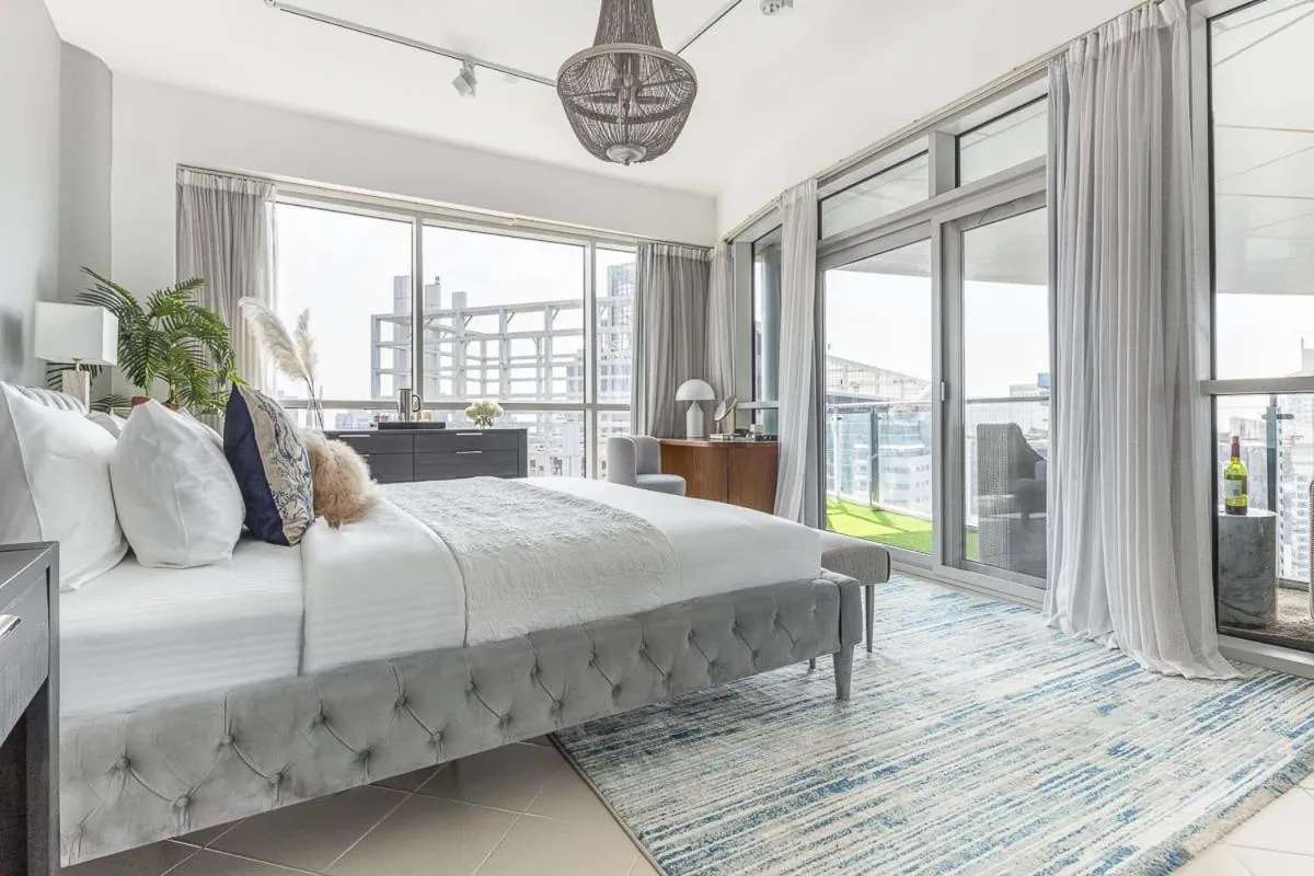 Bed in Premium Penthouse w Private Pool in Dubai Marina