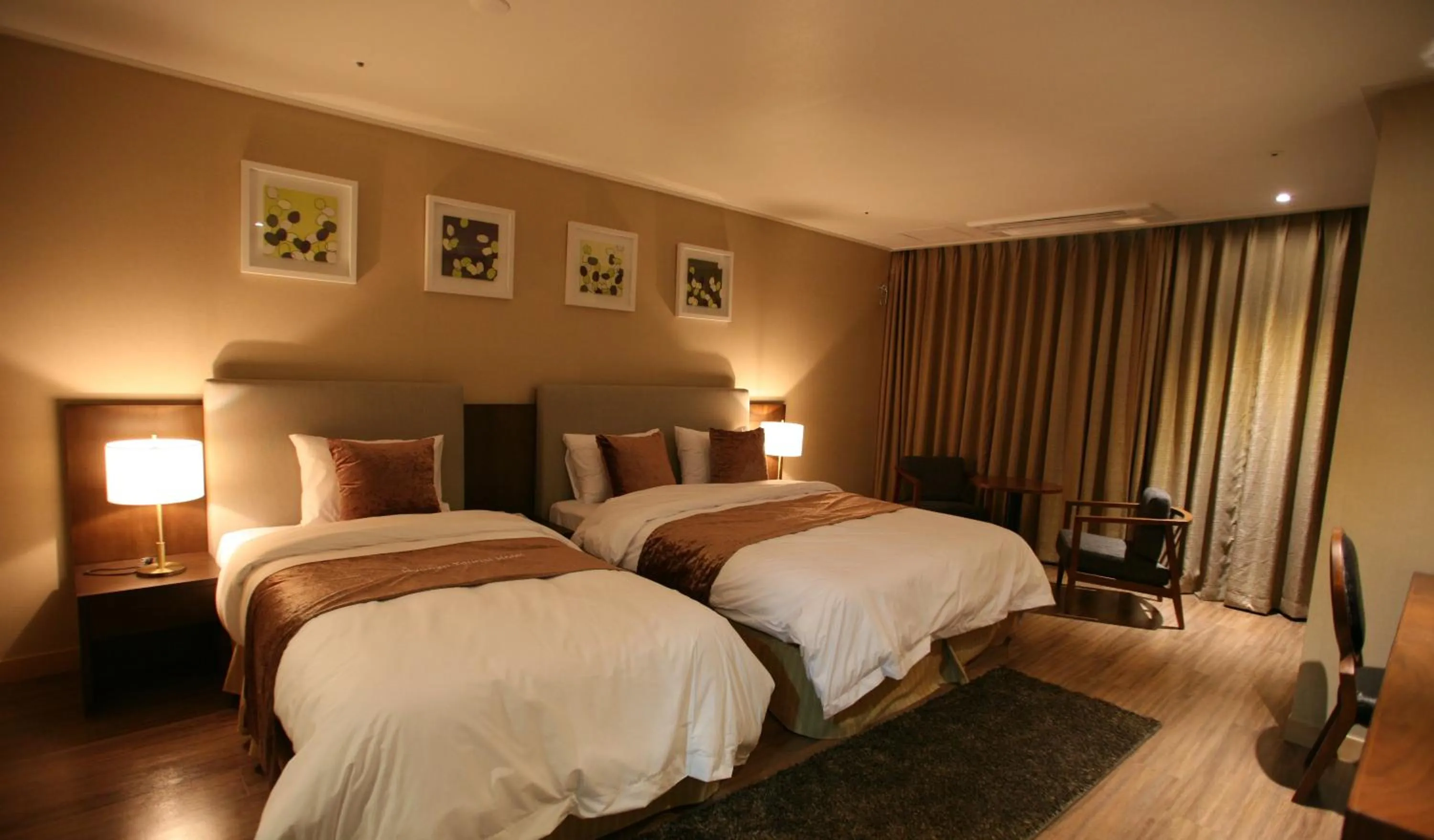 Photo of the whole room, Bed in Hyunjin Tourist Hotel