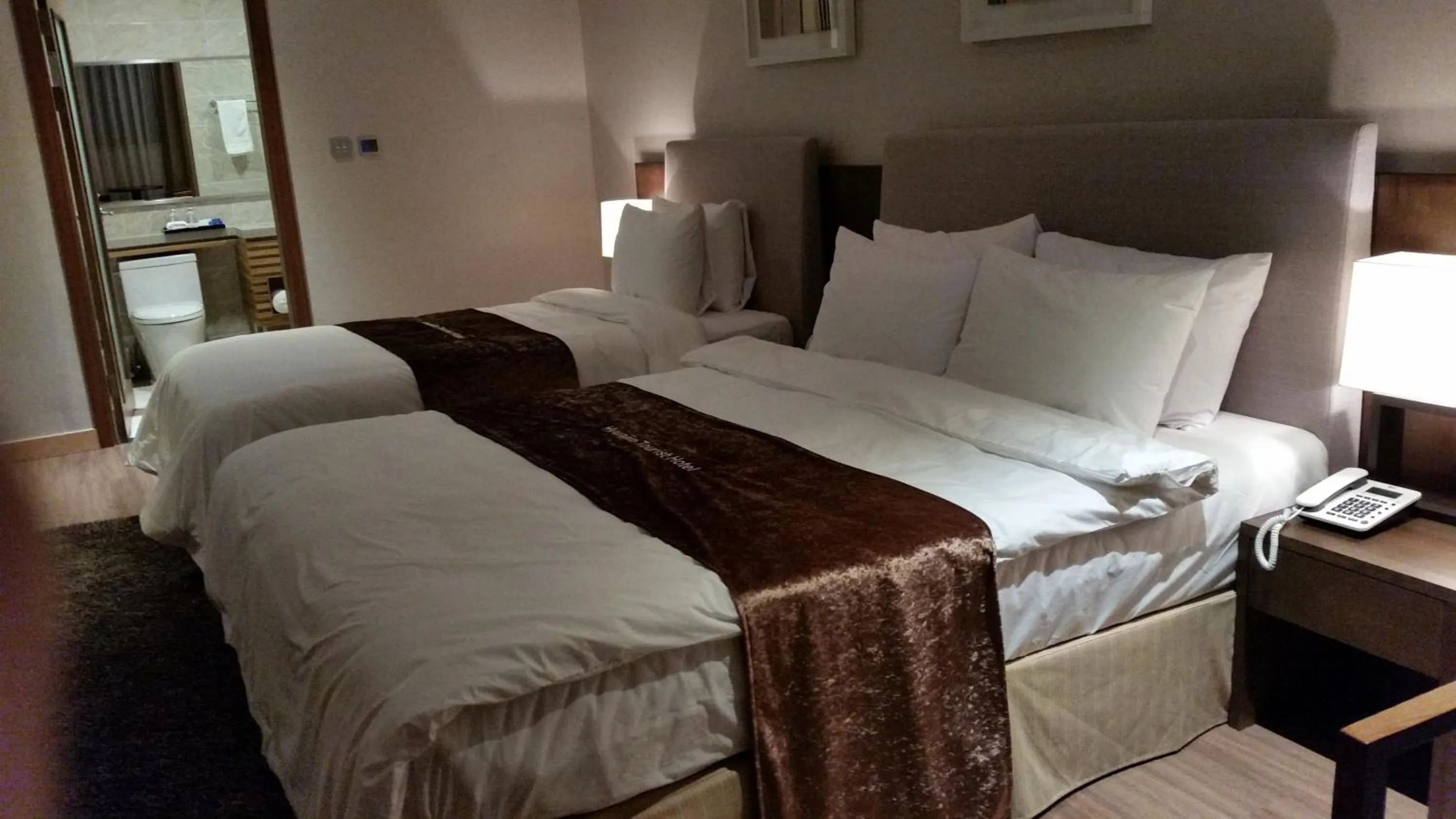 Photo of the whole room, Bed in Hyunjin Tourist Hotel