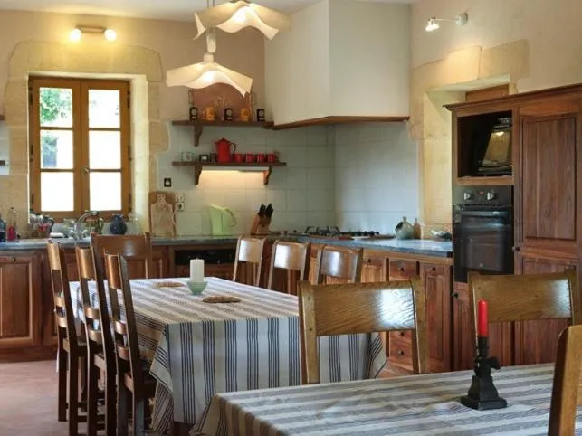 Dining area in Chambres d'hôtes avec Piscine la Rossillonie