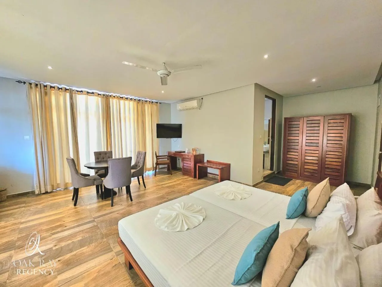 Photo of the whole room, Bed in Oak Ray Regency