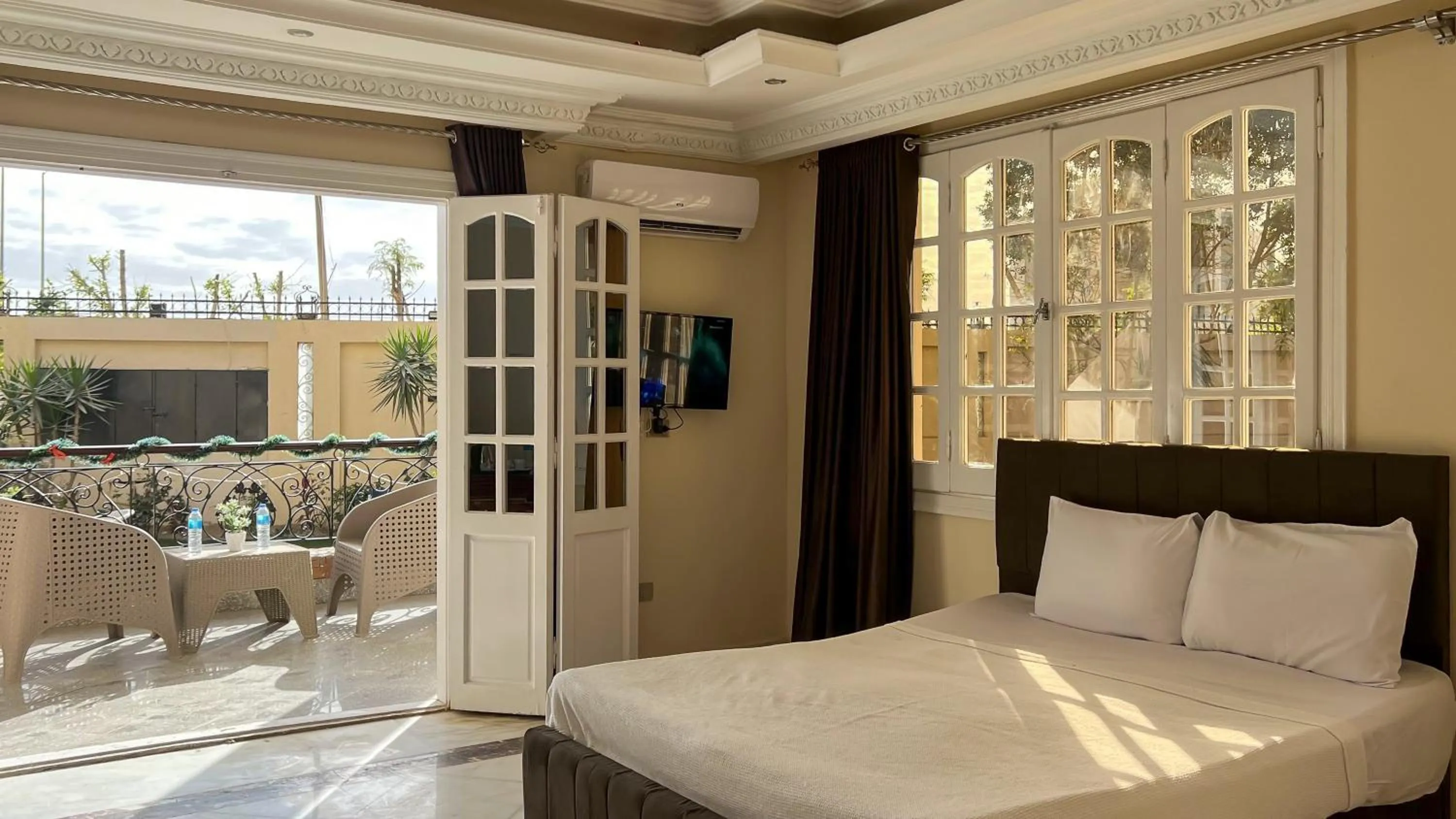 Bed in Turquoise Pyramids palace