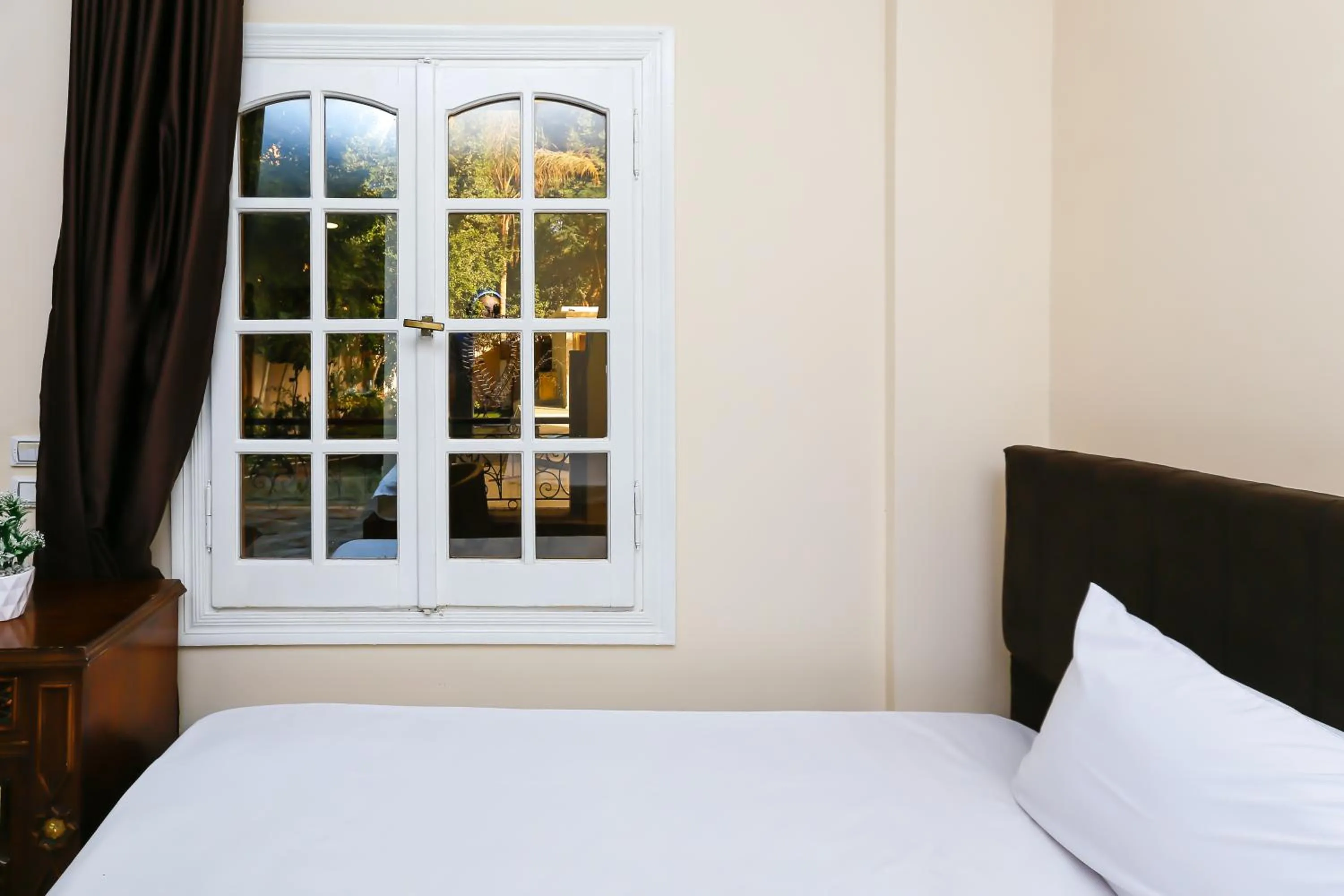 Bed in Turquoise Pyramids palace