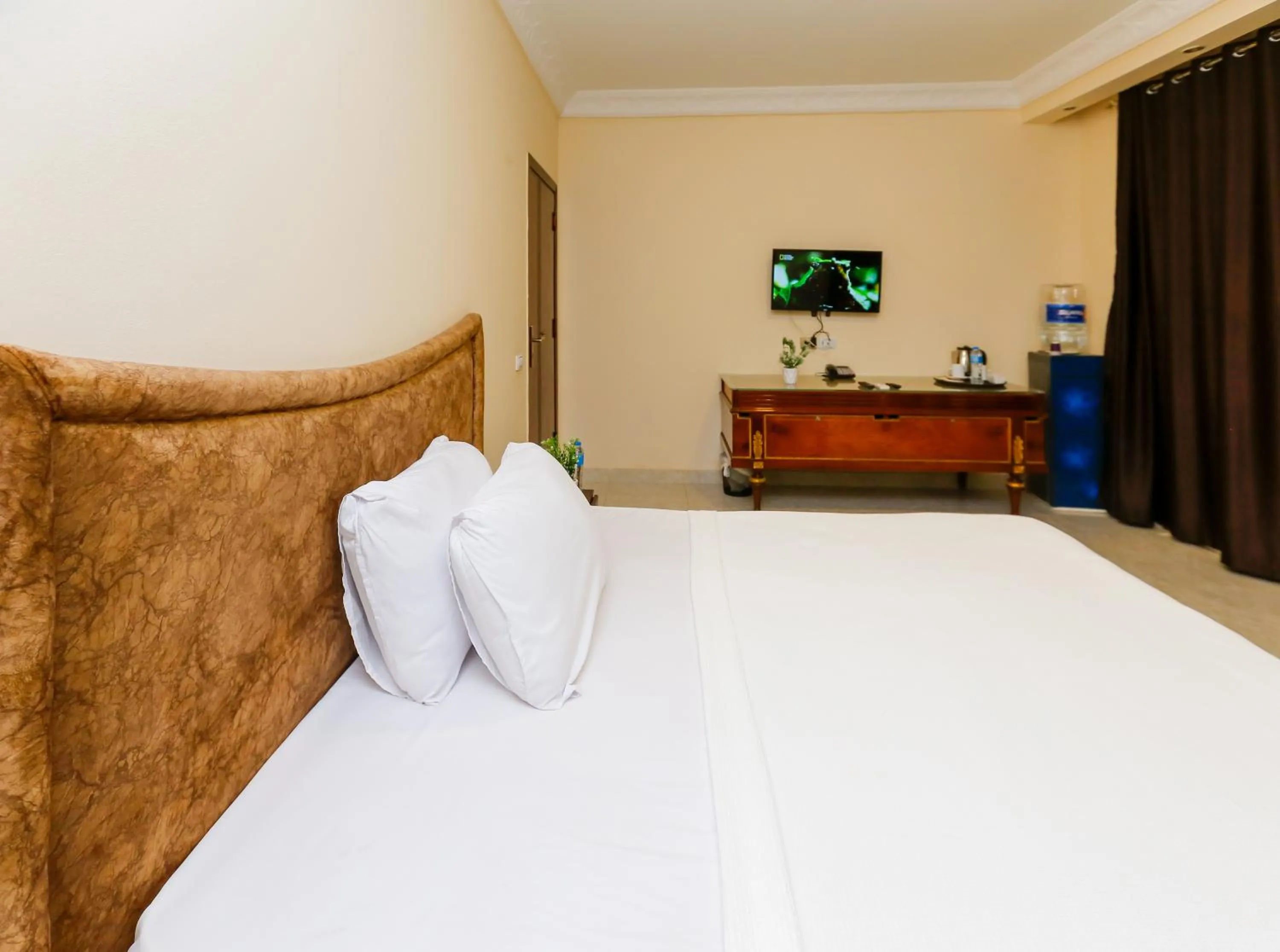 Bed in Turquoise Pyramids palace