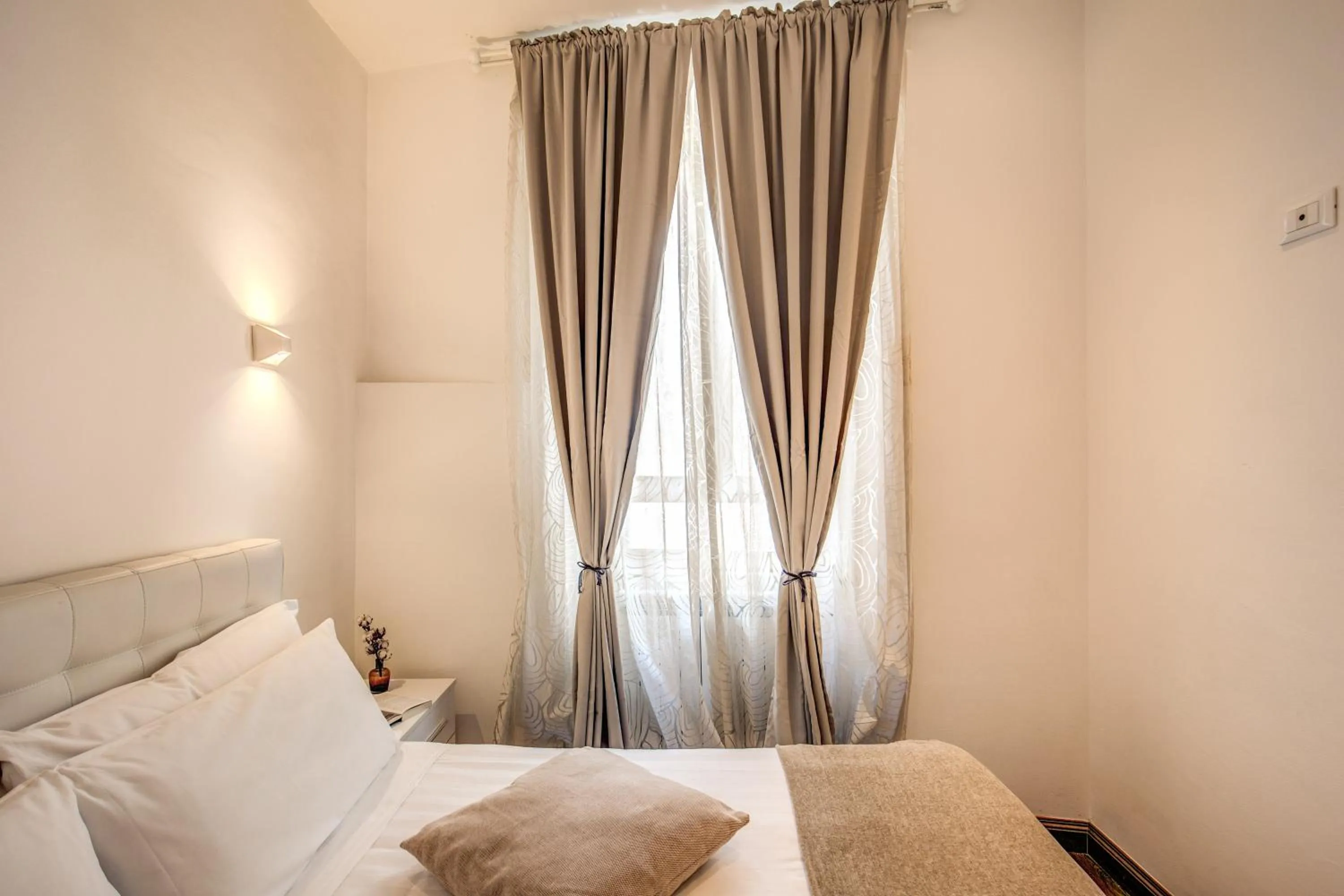 Photo of the whole room, Bed in YourSuiteRome