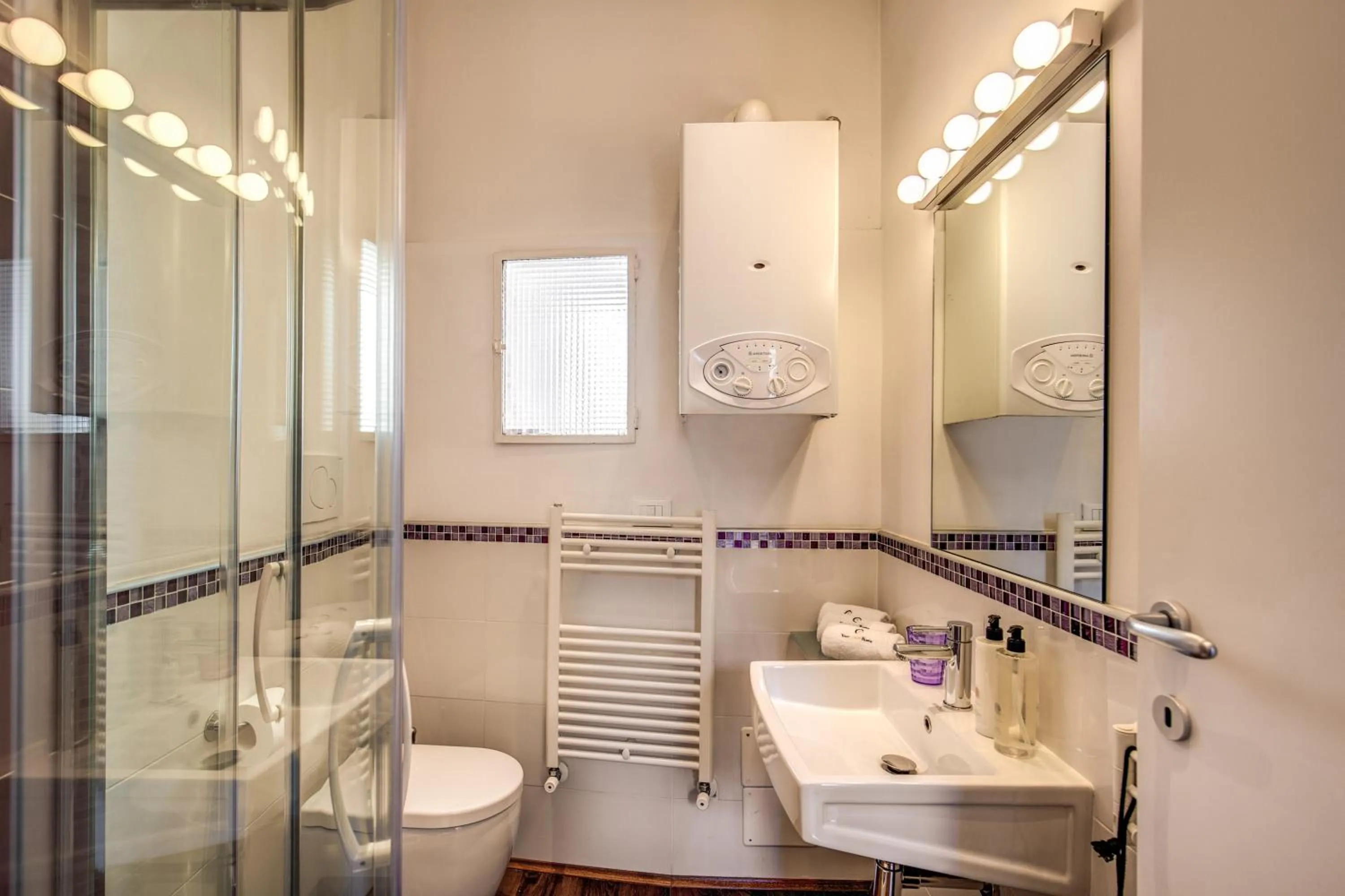 Bathroom in YourSuiteRome