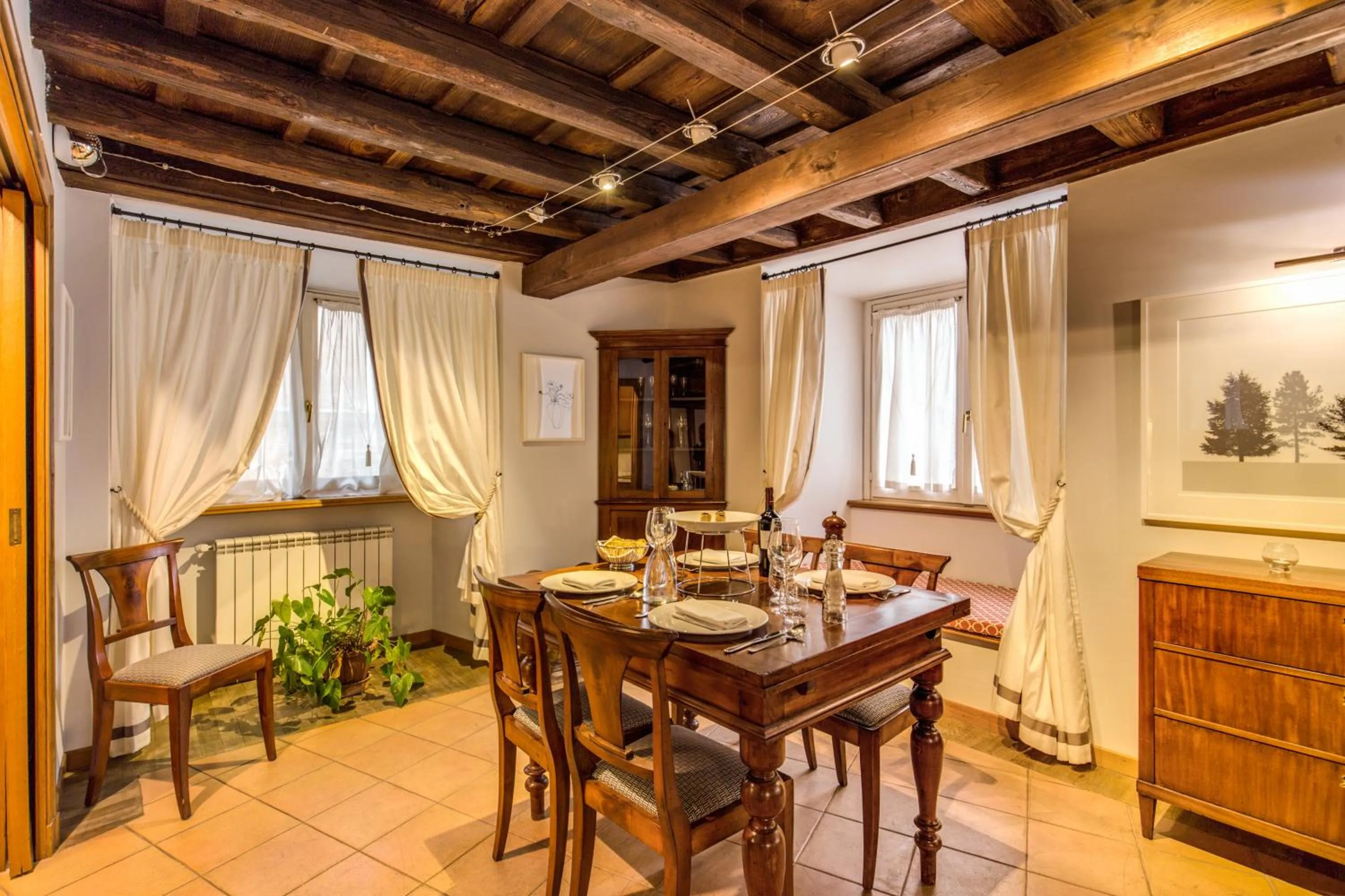 Dining area in YourSuiteRome