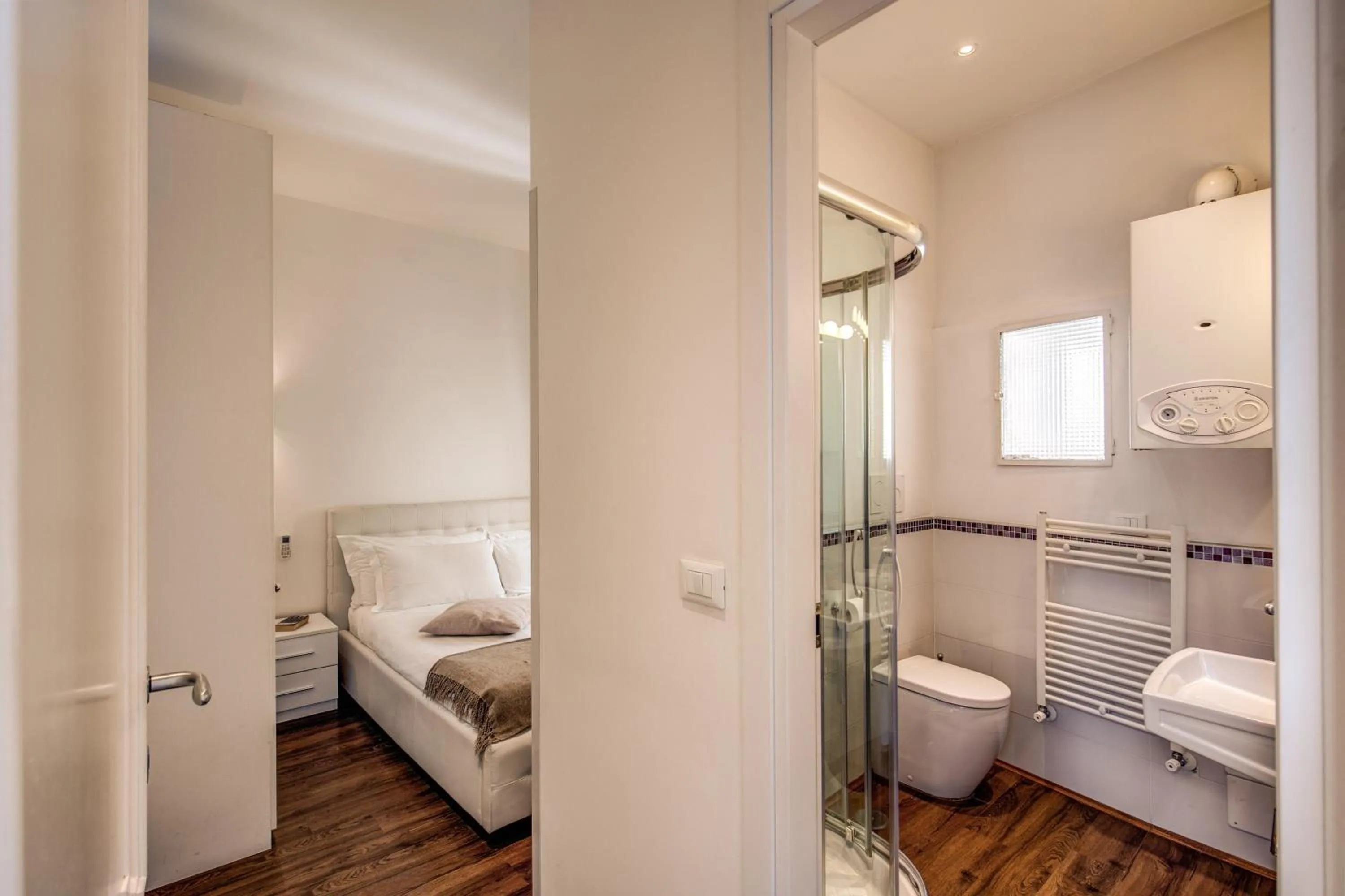 Bathroom, Bed in YourSuiteRome