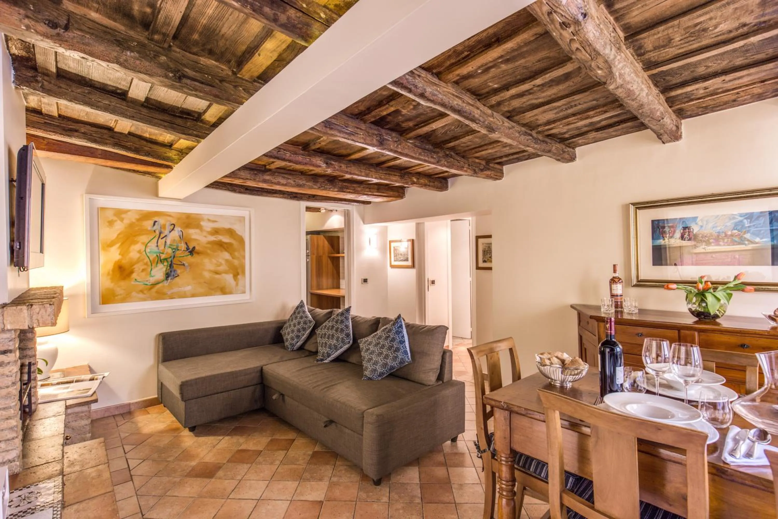 Dining area in YourSuiteRome