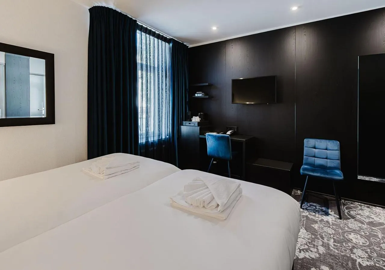 TV and multimedia, Bed in Atlas Hotel