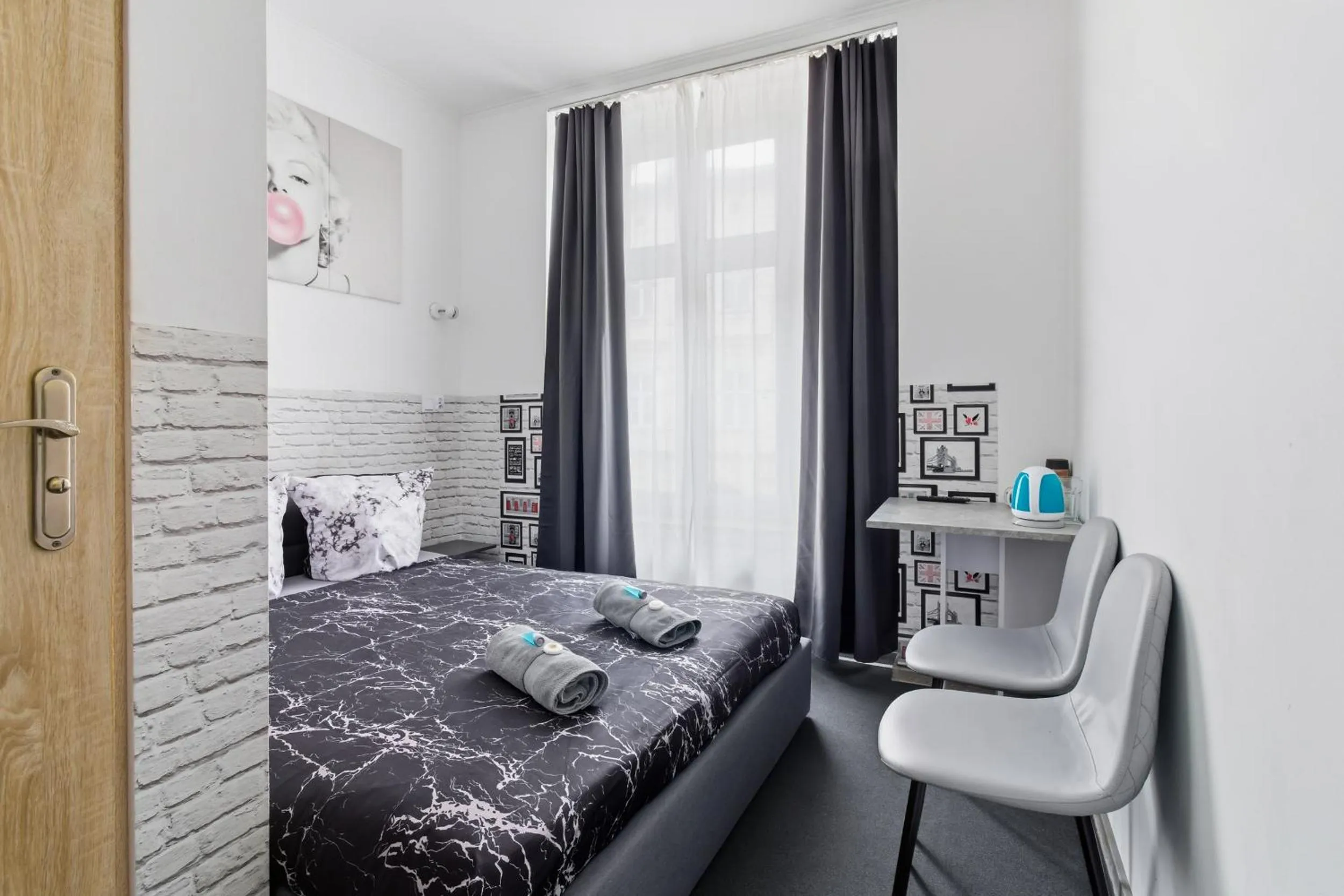 Coffee/tea facilities, Bed in Queen Apartments