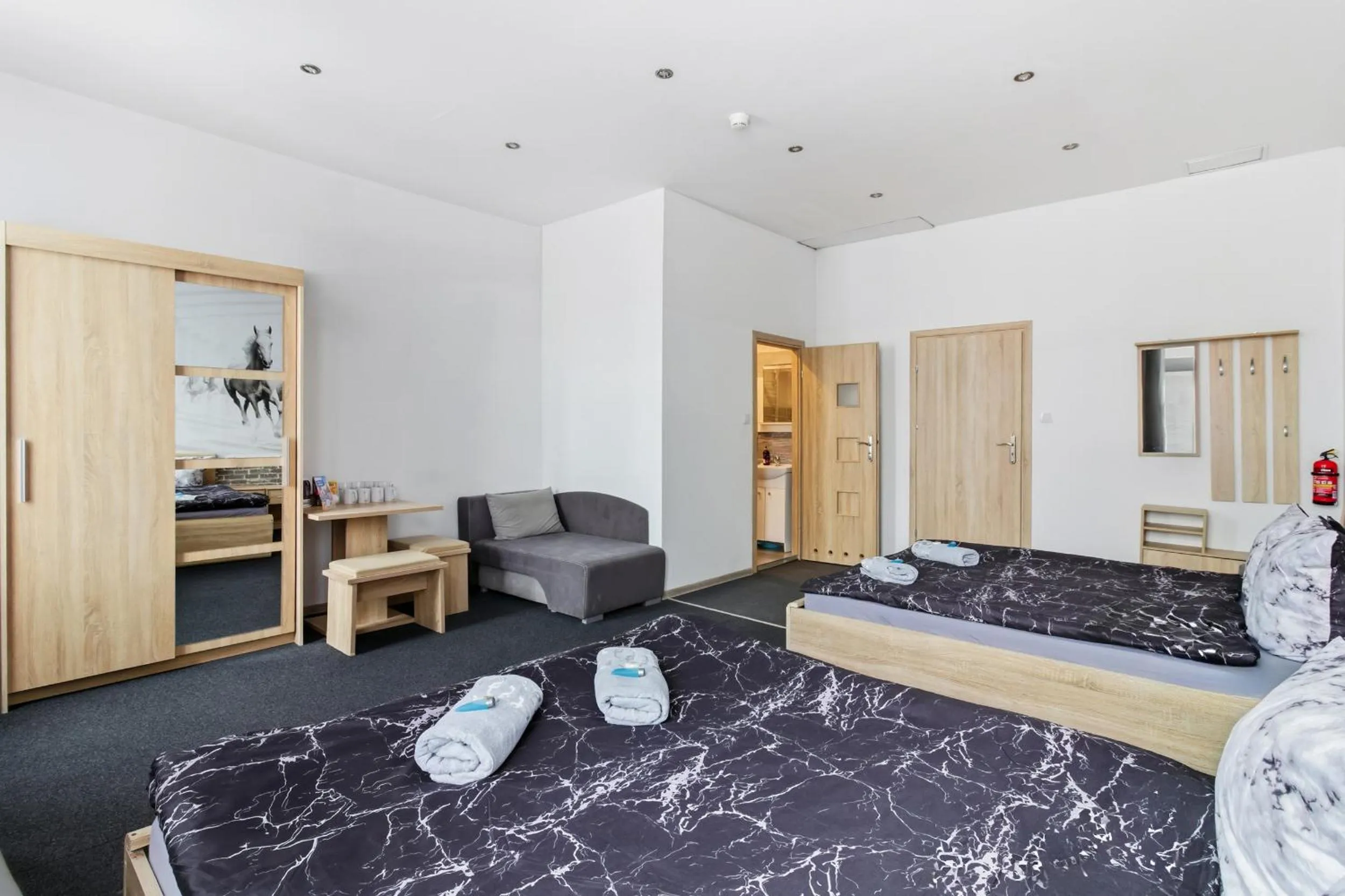 Coffee/tea facilities, Bed in Queen Apartments