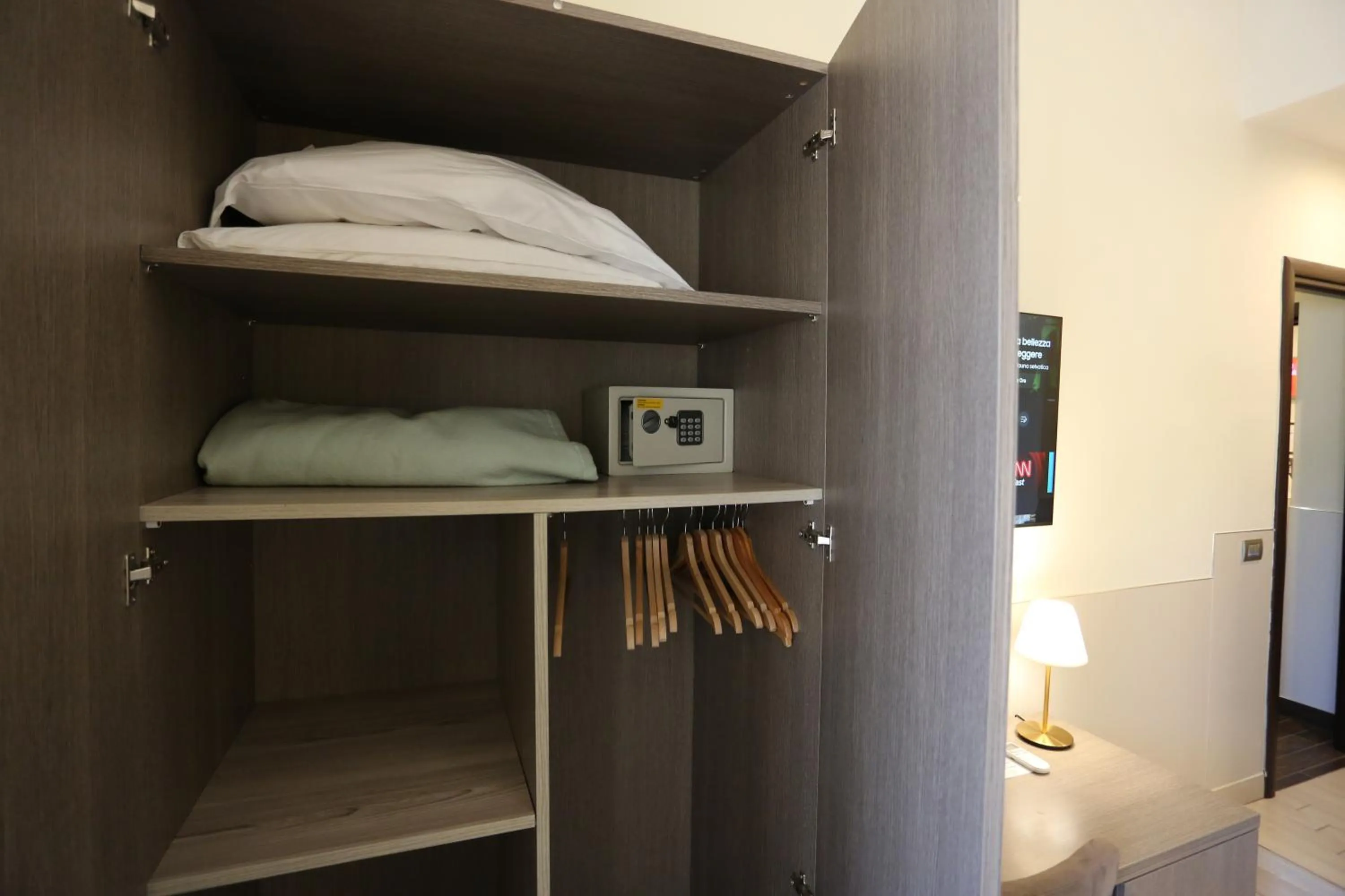 safe, Bed in Suite 39 B&B