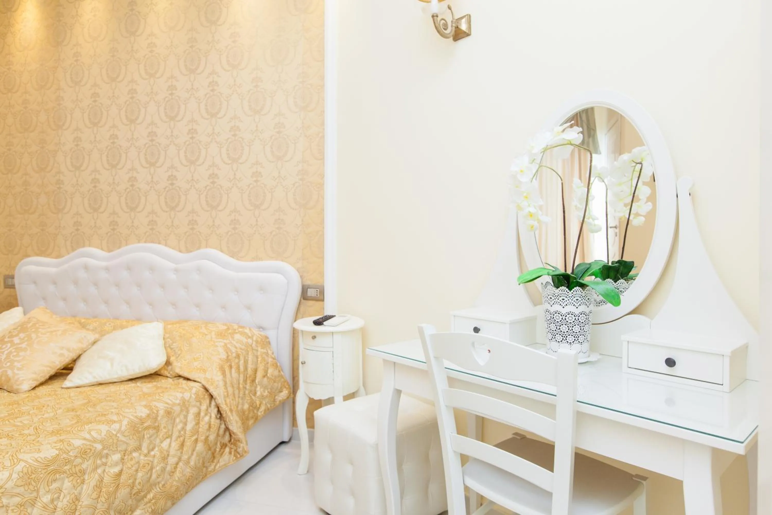 Decorative detail, Bed in Impero Vaticano San Pietro