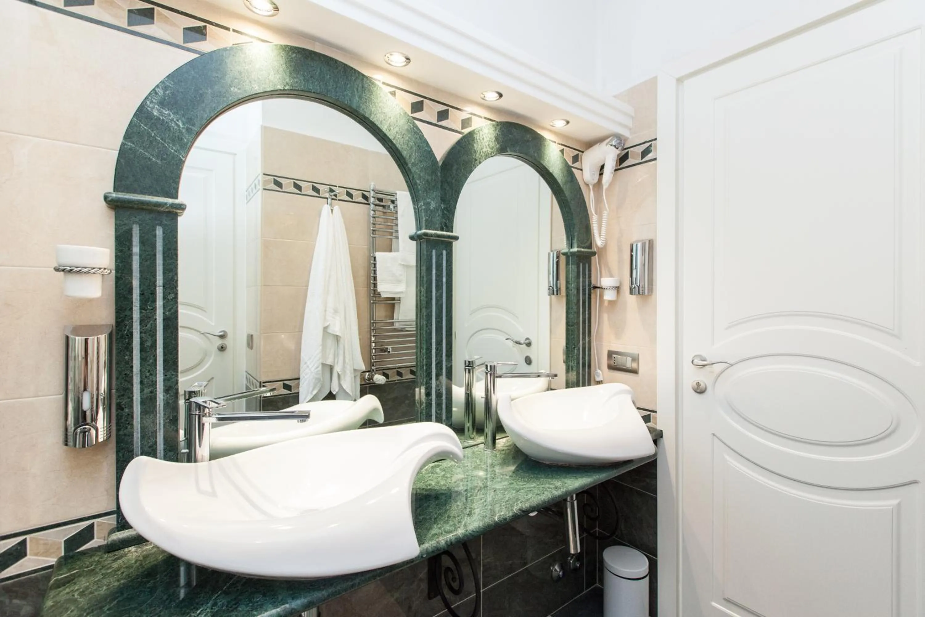 Bathroom in Impero Vaticano San Pietro