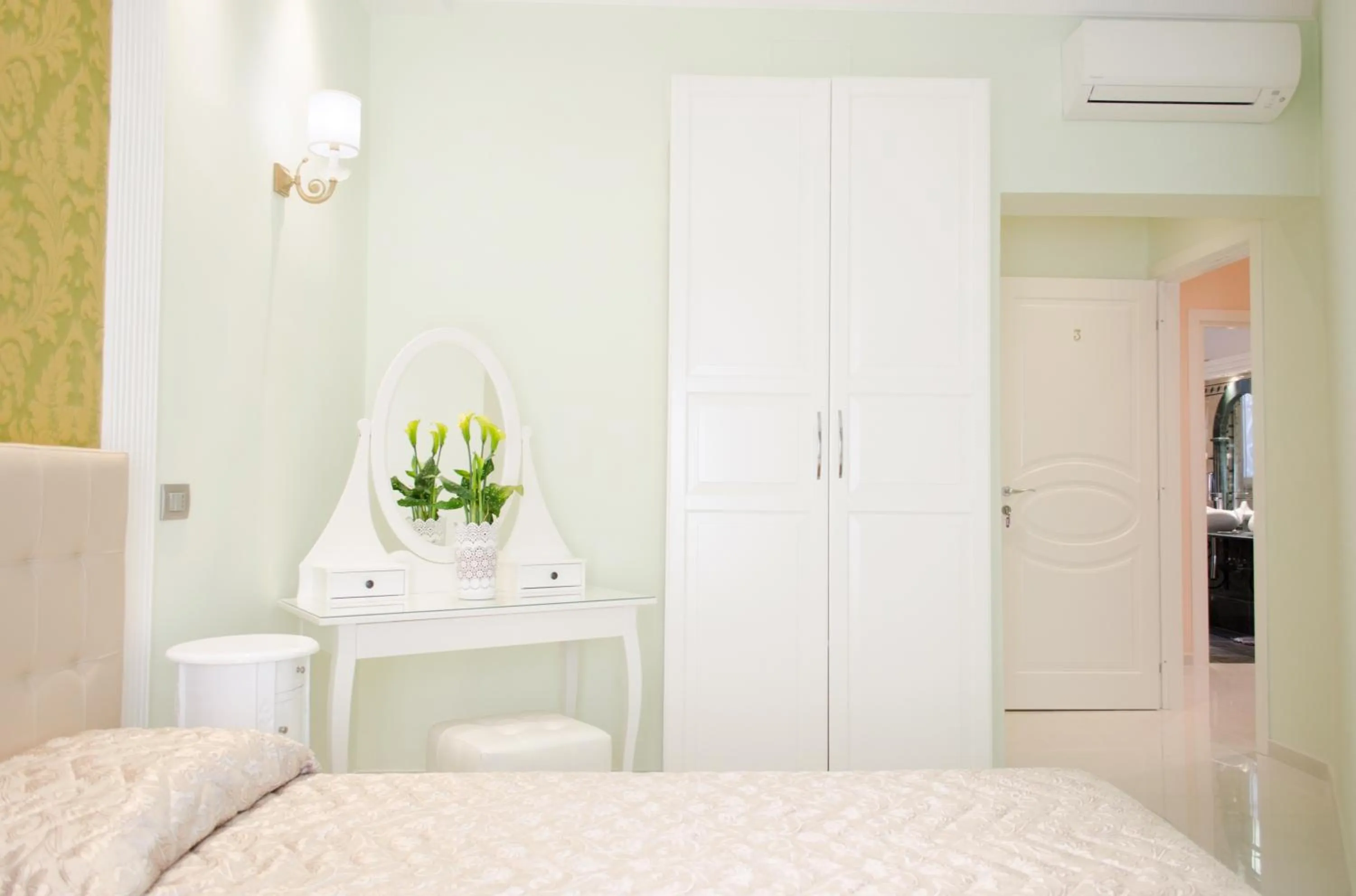 Decorative detail, Bed in Impero Vaticano San Pietro