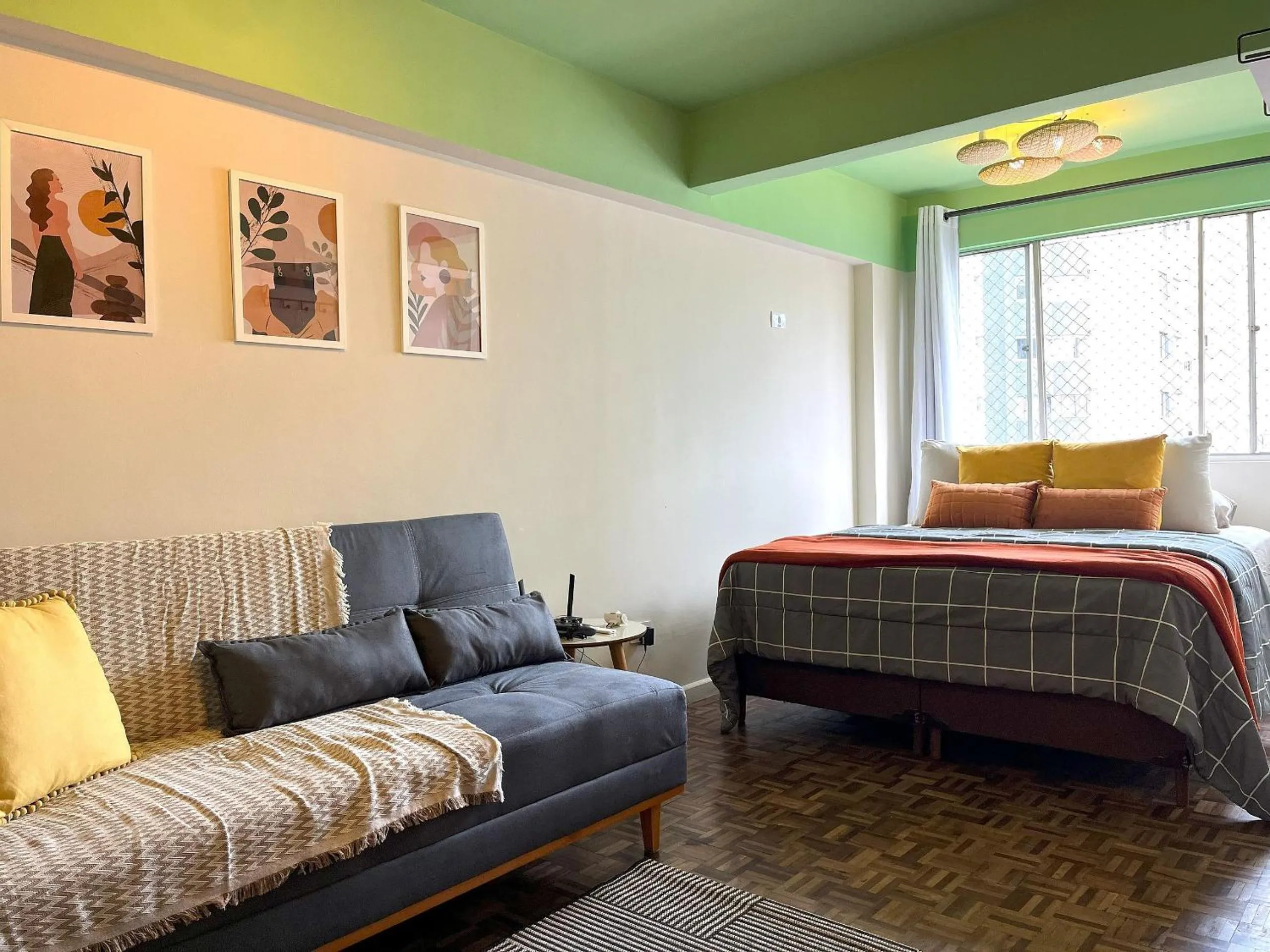 Living room, Bed in Excelente apartamento no centro de Curitiba