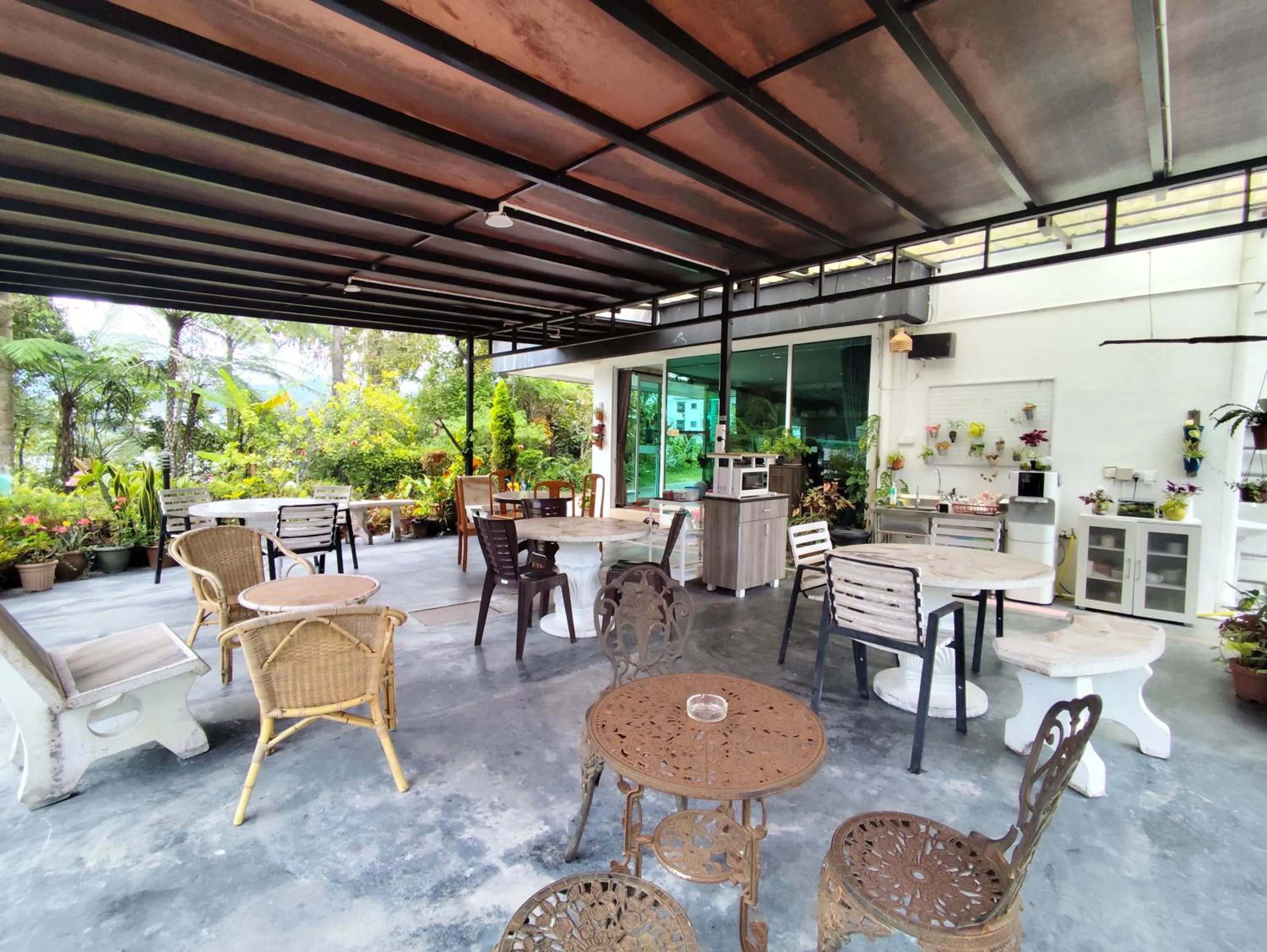 Garden in Rovers Inn Guesthouse - Age 11 And Above Only