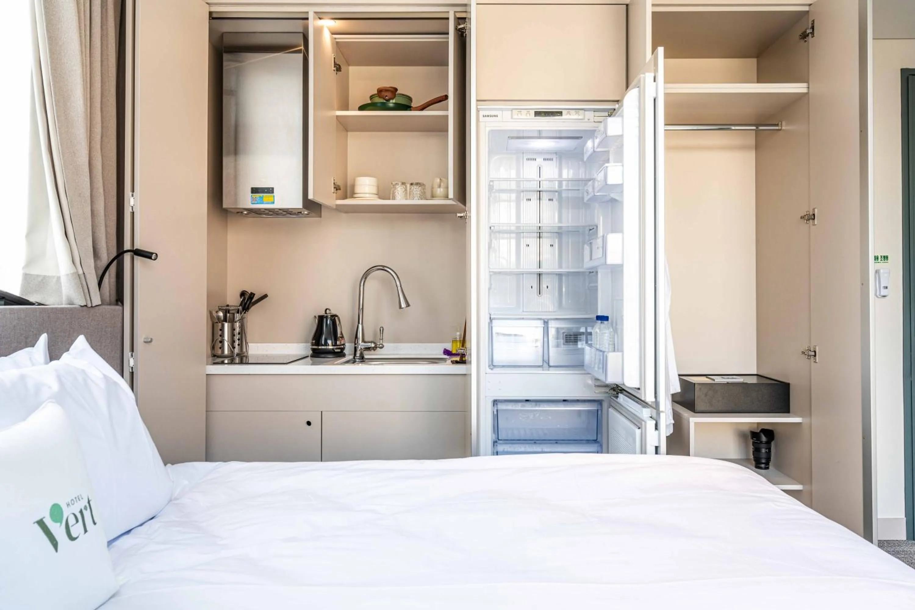 Kitchen or kitchenette, Bed in Hotel Vert