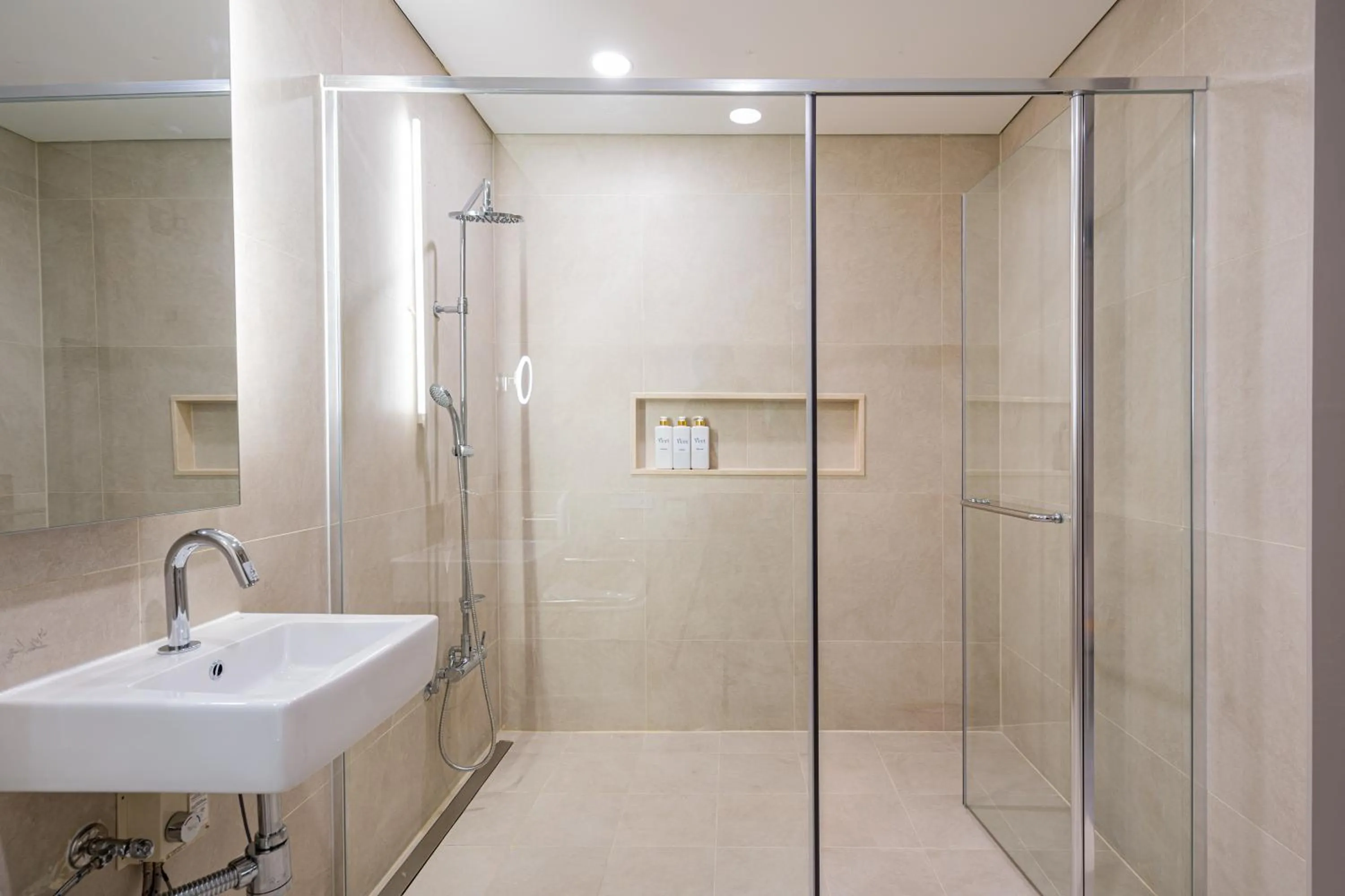 Shower in Hotel Vert