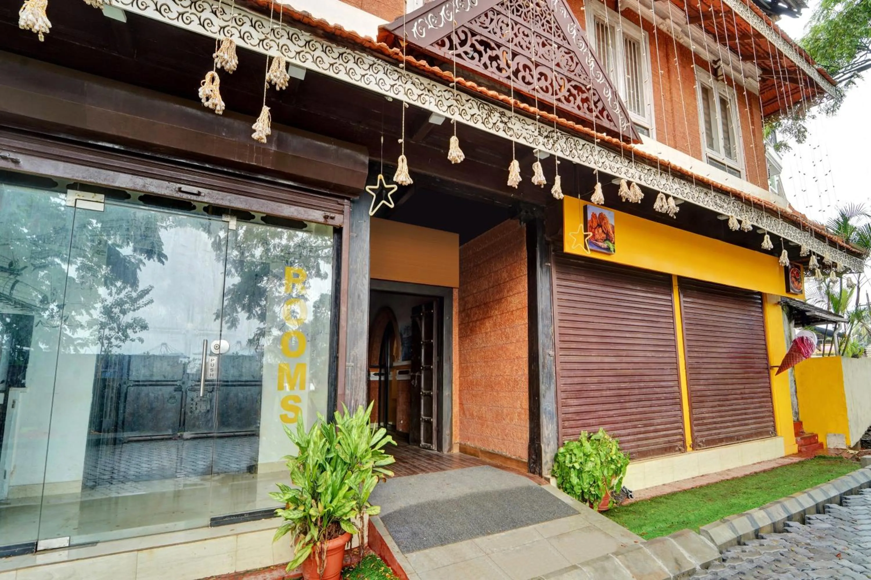 Facade/entrance in Collection O Calvathy Road Near Fort Kochi
