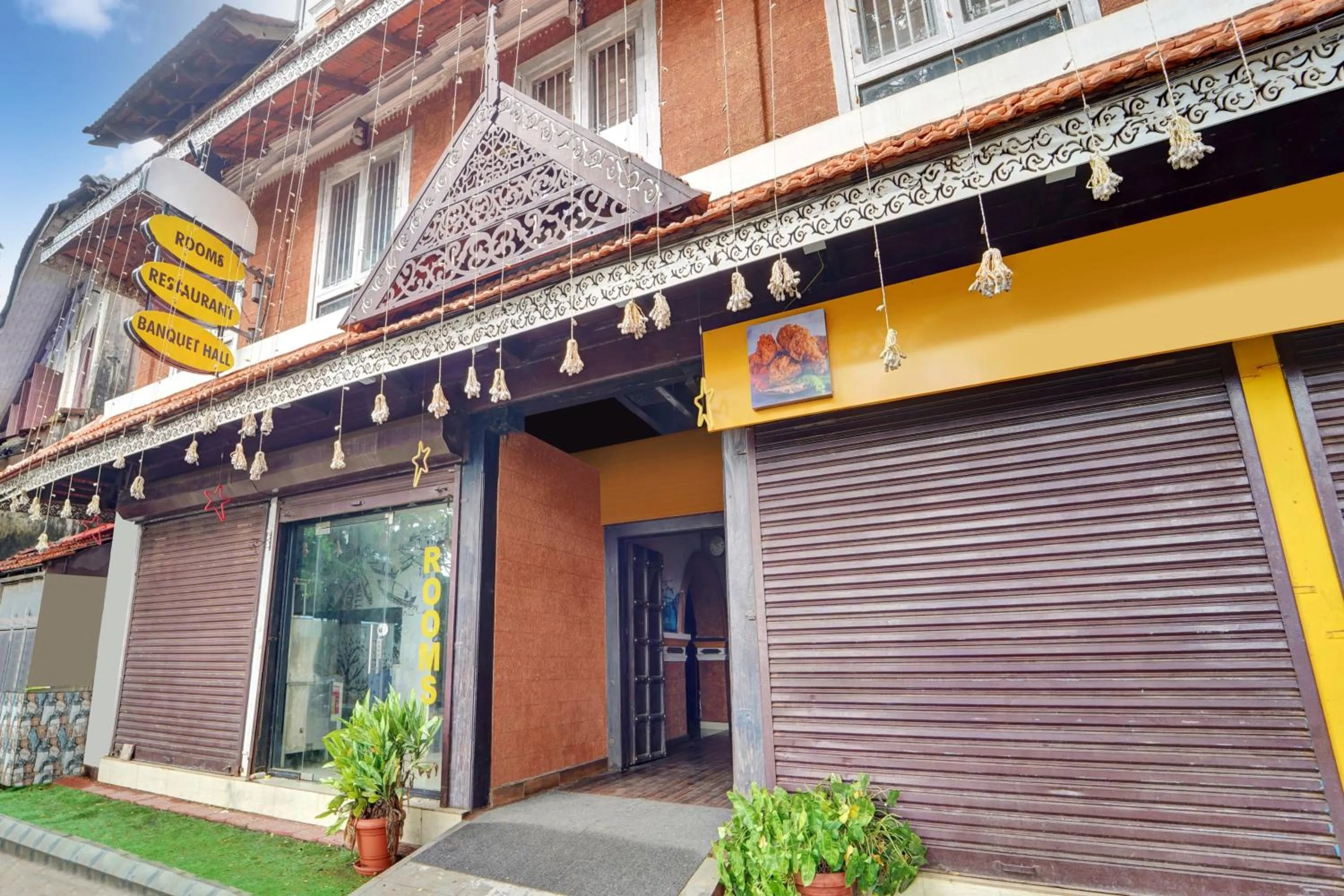 Facade/entrance in Collection O Calvathy Road Near Fort Kochi